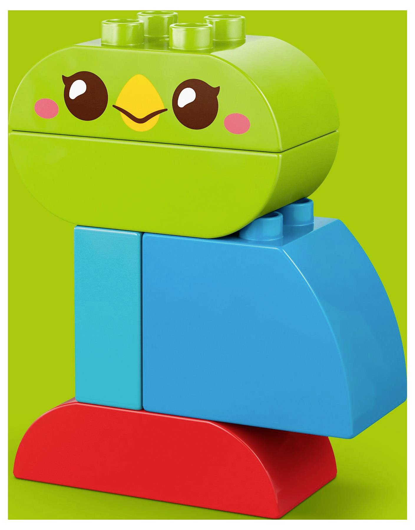 Un oiseau jouet construit de grands blocs colorés et imbriqués, avec une tête et un corps verts, des ailes bleues et une base rouge, posé sur un fond vert.