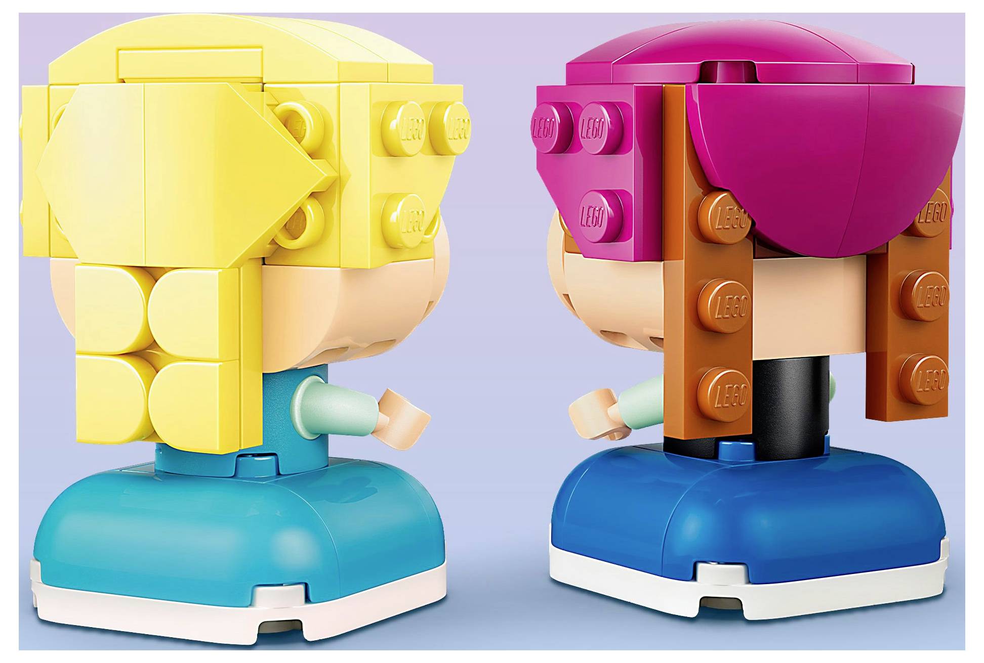 Deux figurines de jouets avec des coupes de cheveux carrées, l'une avec des cheveux jaunes et l'autre avec des cheveux roses, de dos sur un fond violet clair.