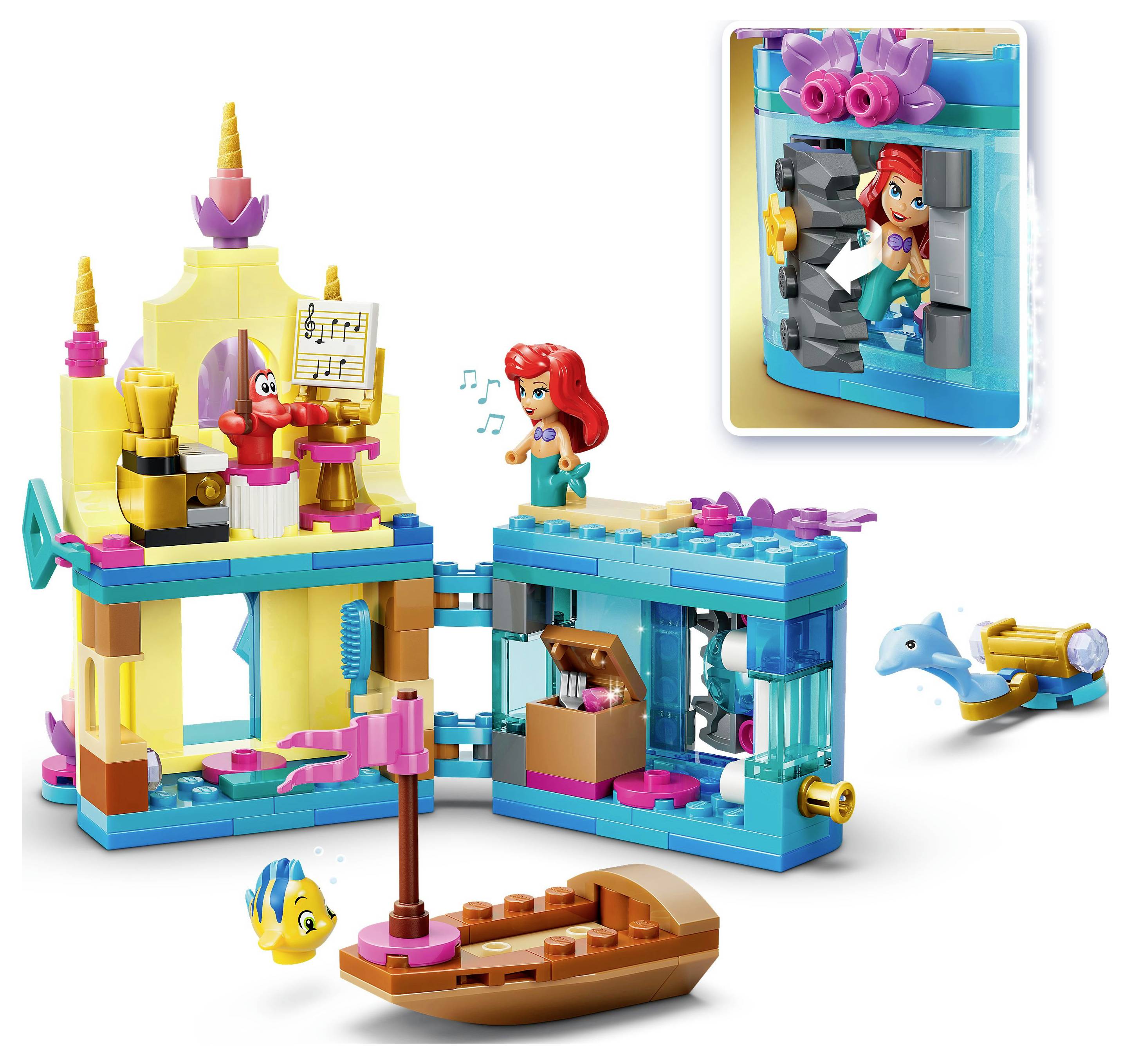 Un ensemble LEGO coloré représentant une princesse sirène dans un château, accompagnée d'une créature marine, d'un petit bateau et de partitions sur un pupitre.