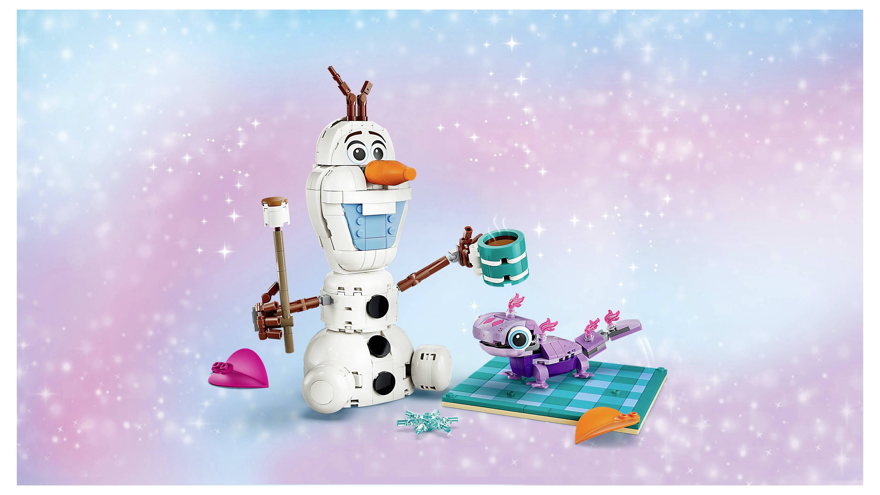 Un bonhomme de neige LEGO avec une tasse, un flocon de neige, une canne, et un lézard violet sur un tapis bleu-vert sur un fond étoilé et coloré.