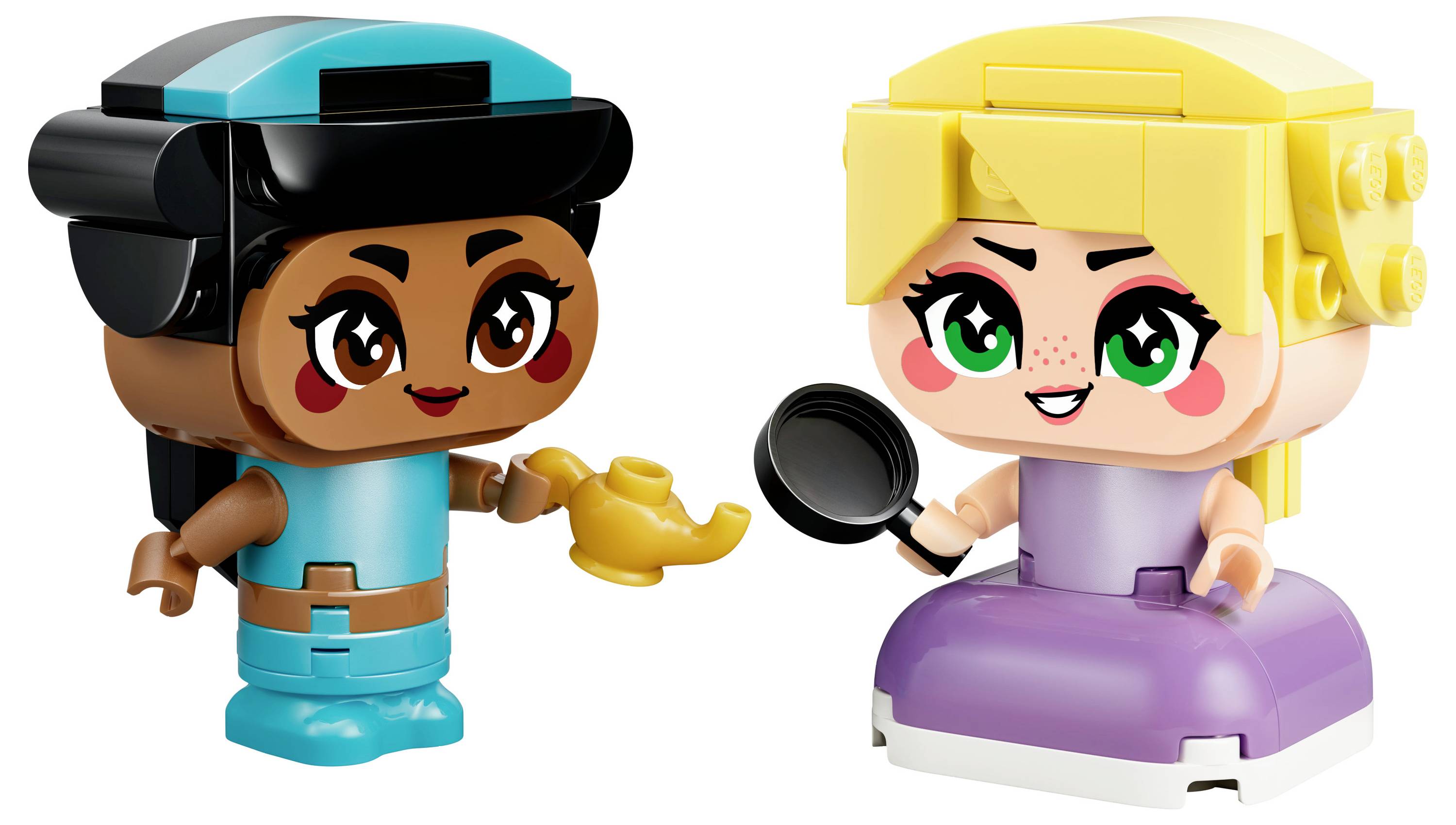 Deux figurines de jouet colorées sont face à face. La figurine de gauche tient une lampe jaune ; celle de droite tient une poêle noire.