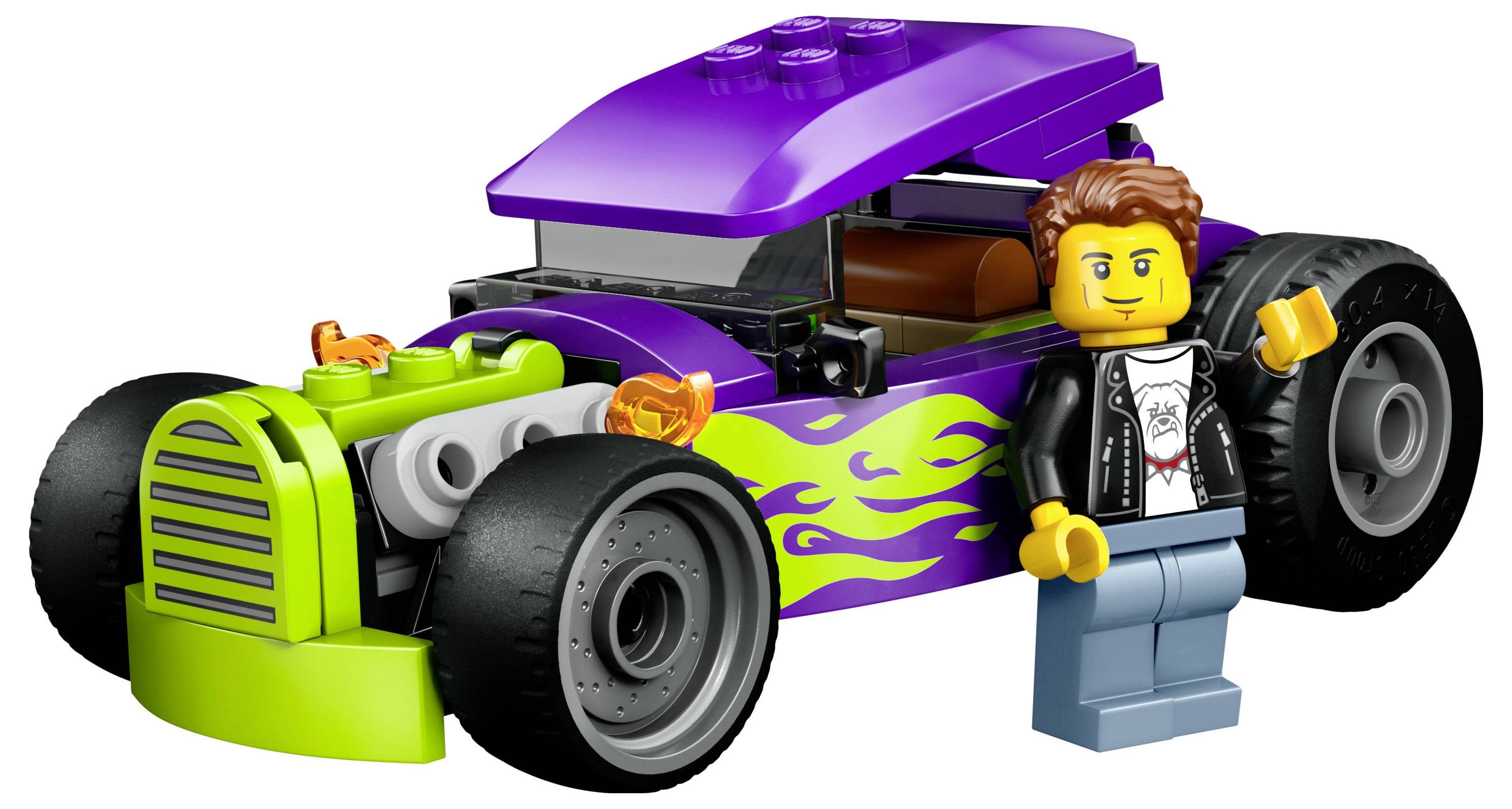 Une voiture LEGO : un bolide violet et vert avec des motifs de flammes. Une figurine LEGO portant une veste noire et un jean se tient à côté de la voiture.