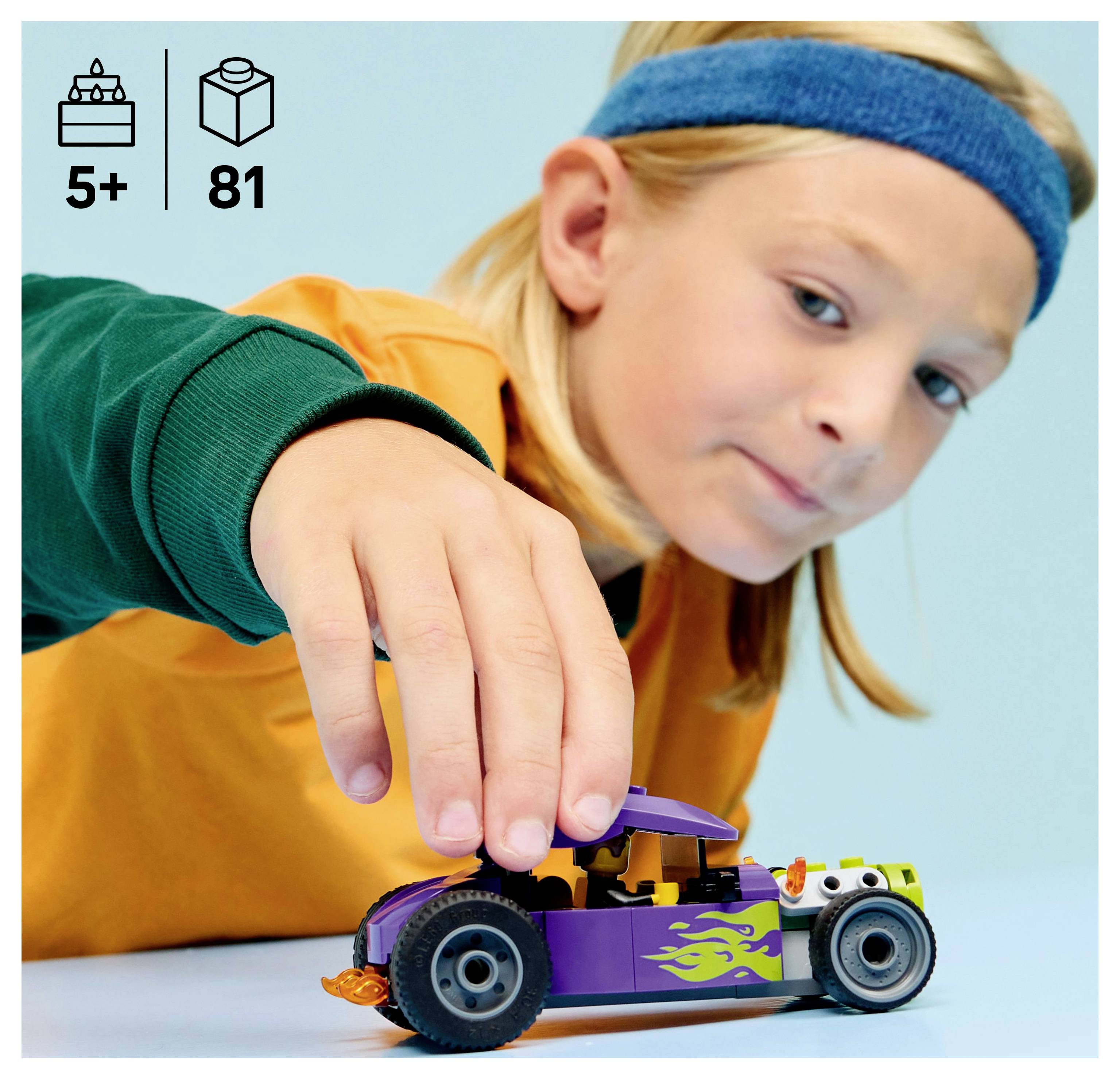 Un enfant portant un bandeau joue avec une voiture jouet violette, ornée de motifs de flammes sur le côté. Convient aux enfants de 5 ans et plus, avec 81 pièces.