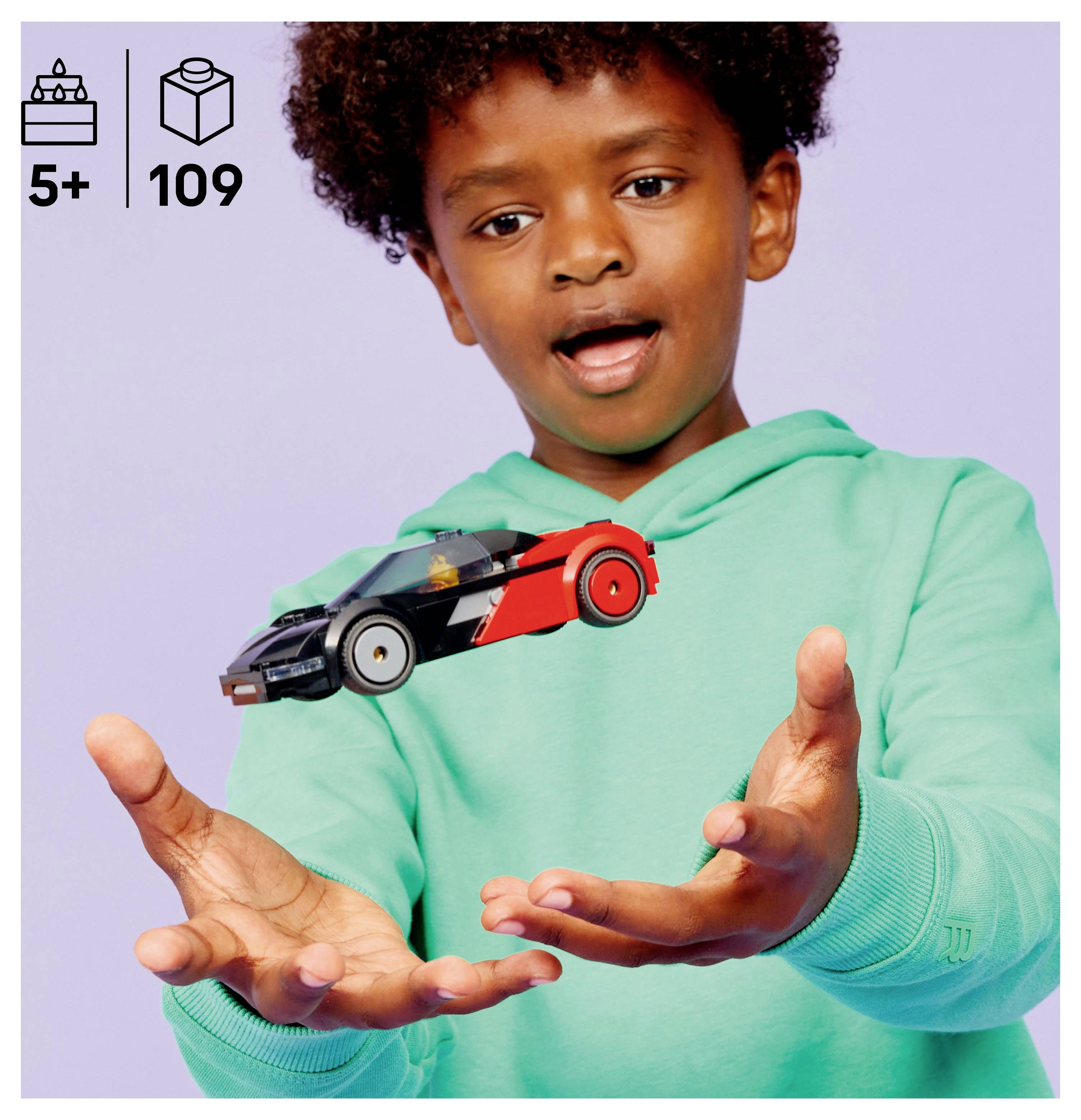 Un enfant portant un sweat à capuche vert joue joyeusement avec une petite voiture jouet rouge et noire. Des icônes indiquent '5+' comme âge recommandé et '109' pièces.