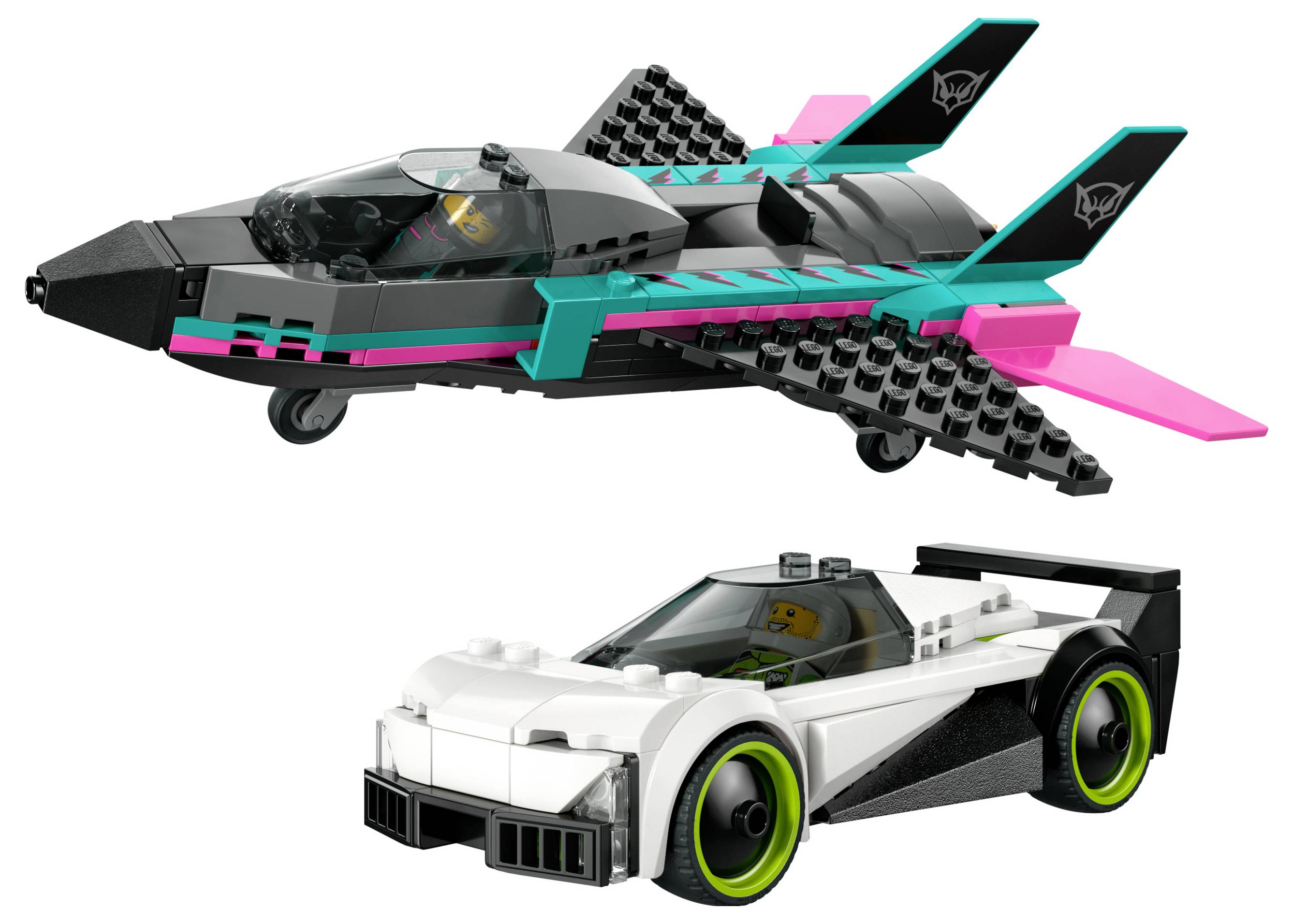 Un avion LEGO avec des touches de rose et de turquoise survole une élégante voiture de sport LEGO blanche aux roues bordées de vert.