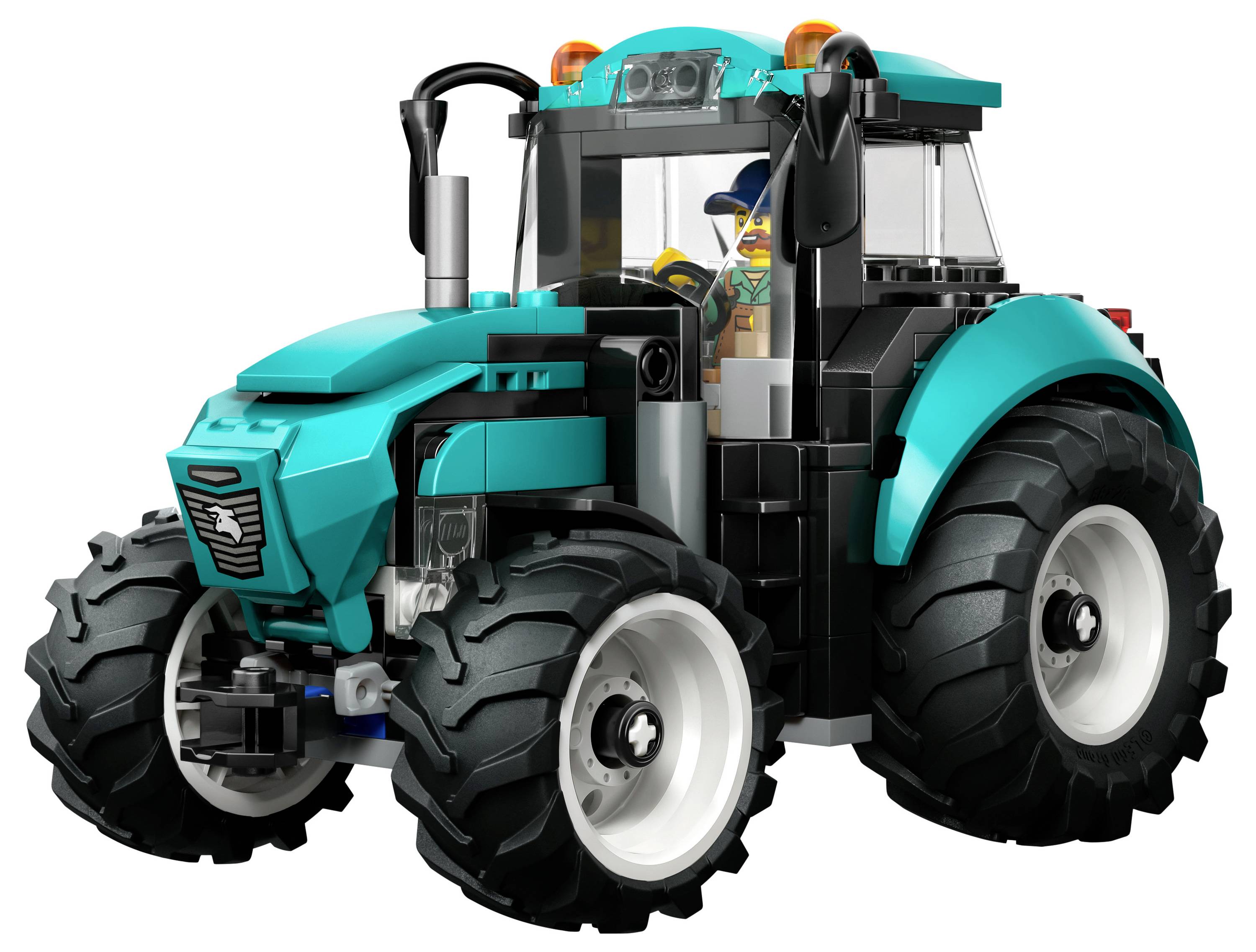 Un tracteur LEGO de couleur bleu-vert avec de grandes roues et une cabine fermée, conduit par une figurine LEGO, présentant des détails et des accessoires réalistes.