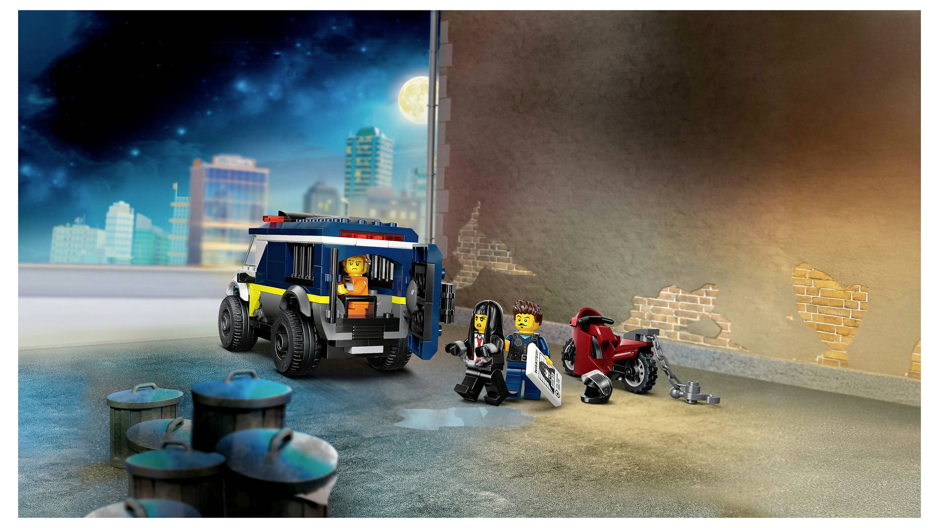 Une scène Lego de police avec une voiture de police et un officier procédant à l'arrestation d'un suspect. Un panorama urbain est visible en arrière-plan sous un ciel nocturne.