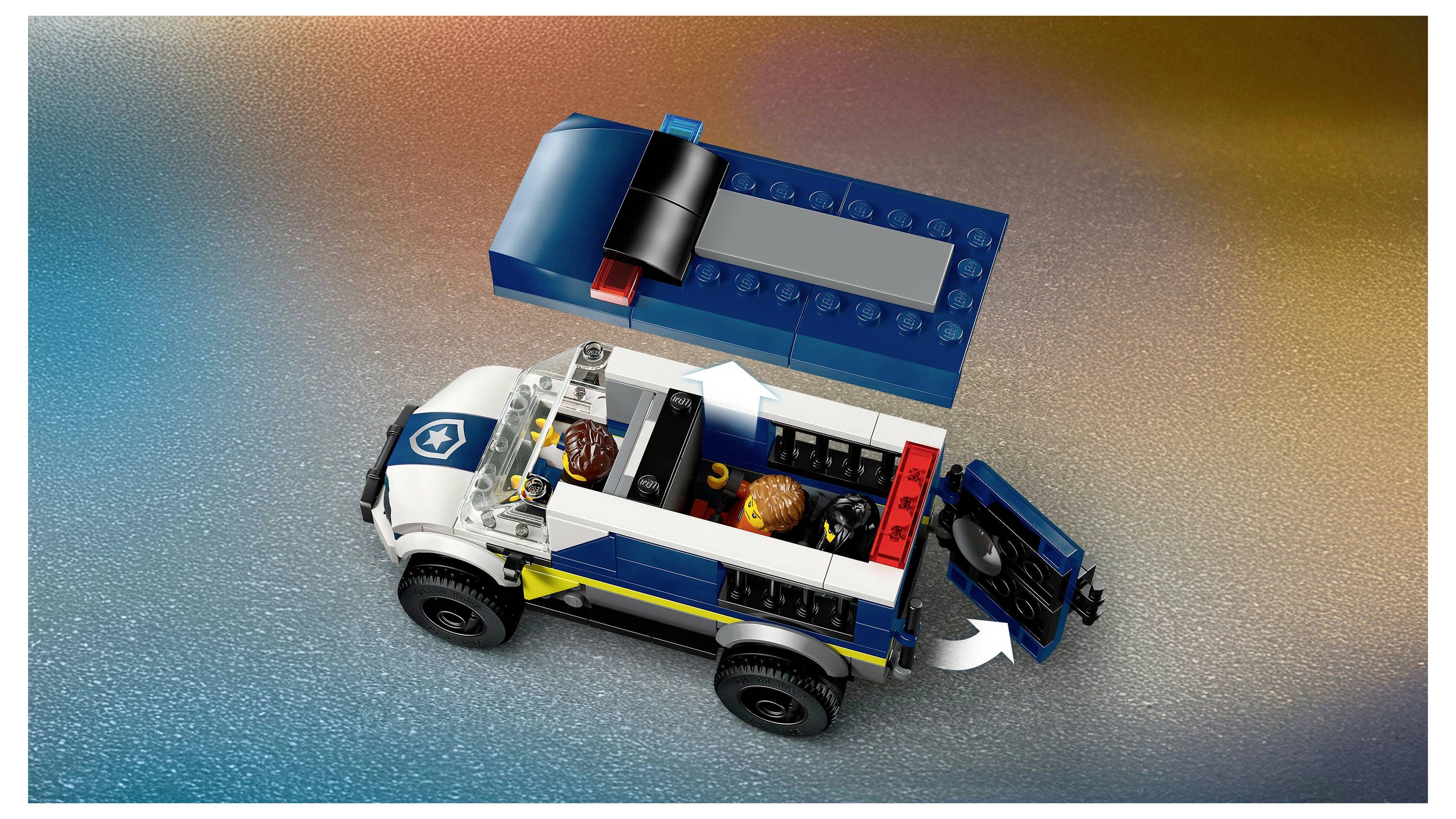 Un assemblage de véhicule miniature présentant une voiture bleue et blanche avec un toit et une portière amovibles, comportant deux figurines à l'intérieur.