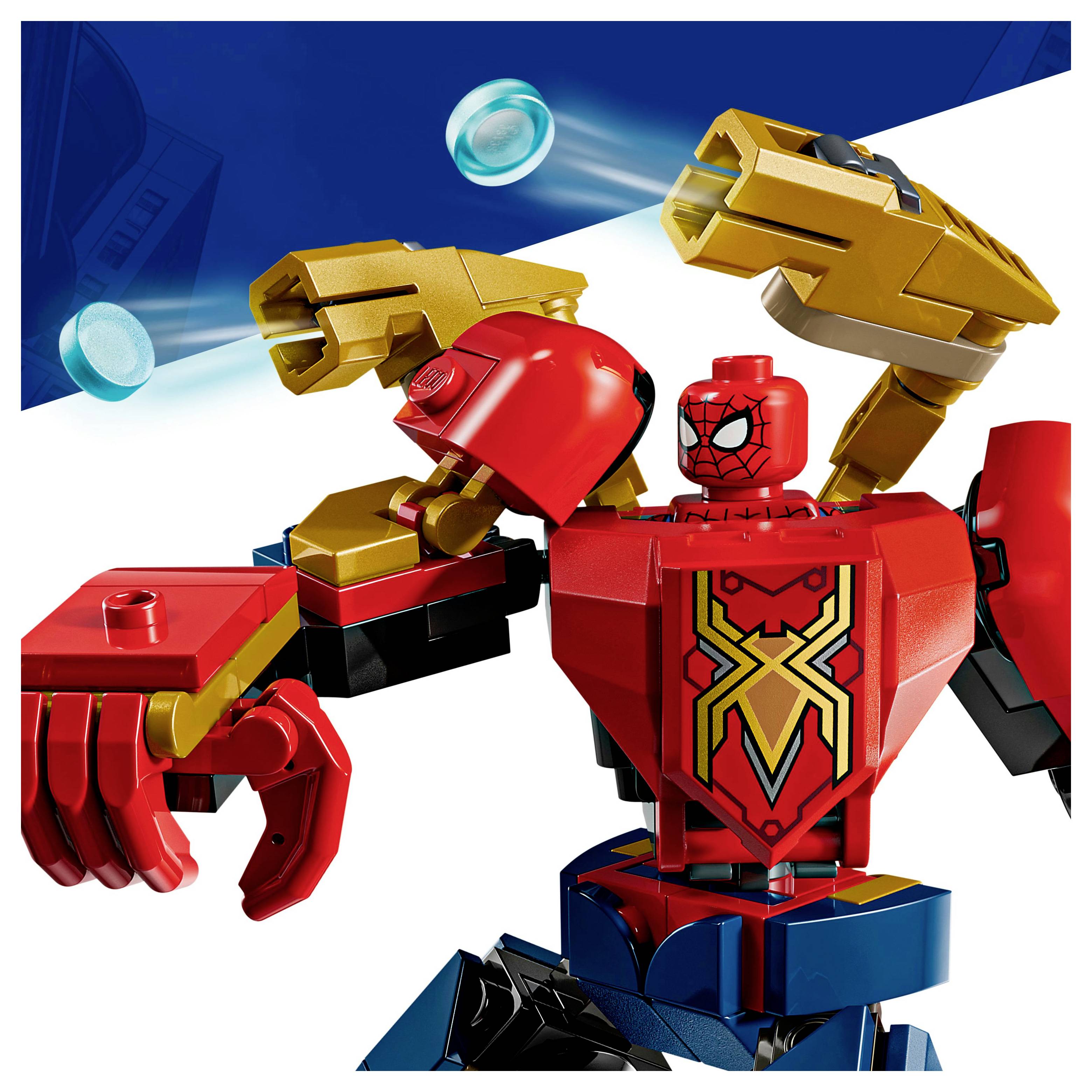 Une figurine de jouet avec un design rouge et or, ressemblant à un superhéros, est positionnée avec les bras fléchis. Elle possède des accessoires comme des lance-toiles.