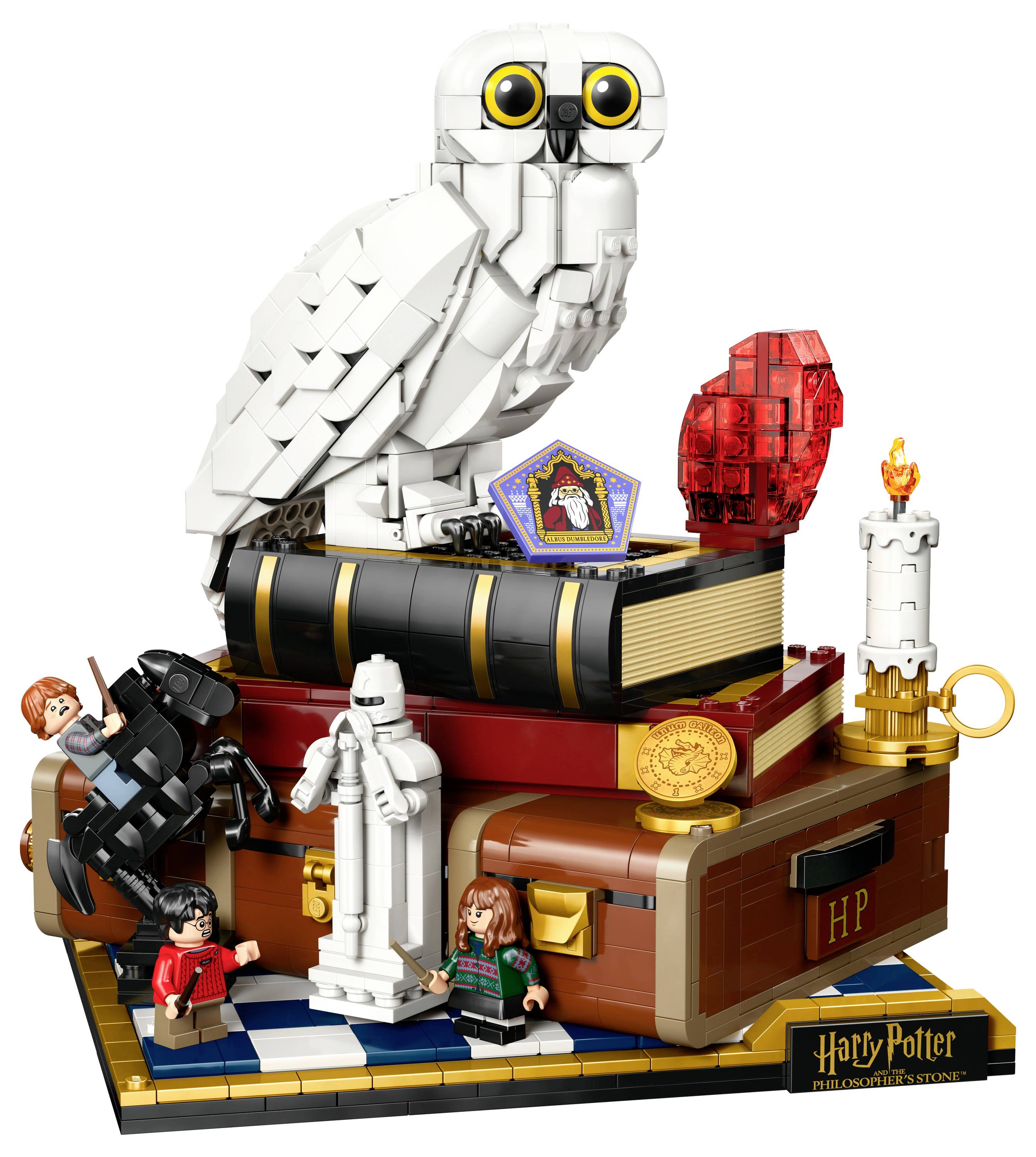 Un ensemble LEGO représentant un hibou perché sur des livres, entouré de personnages et d'objets de Harry Potter, évoquant un thème magique.
