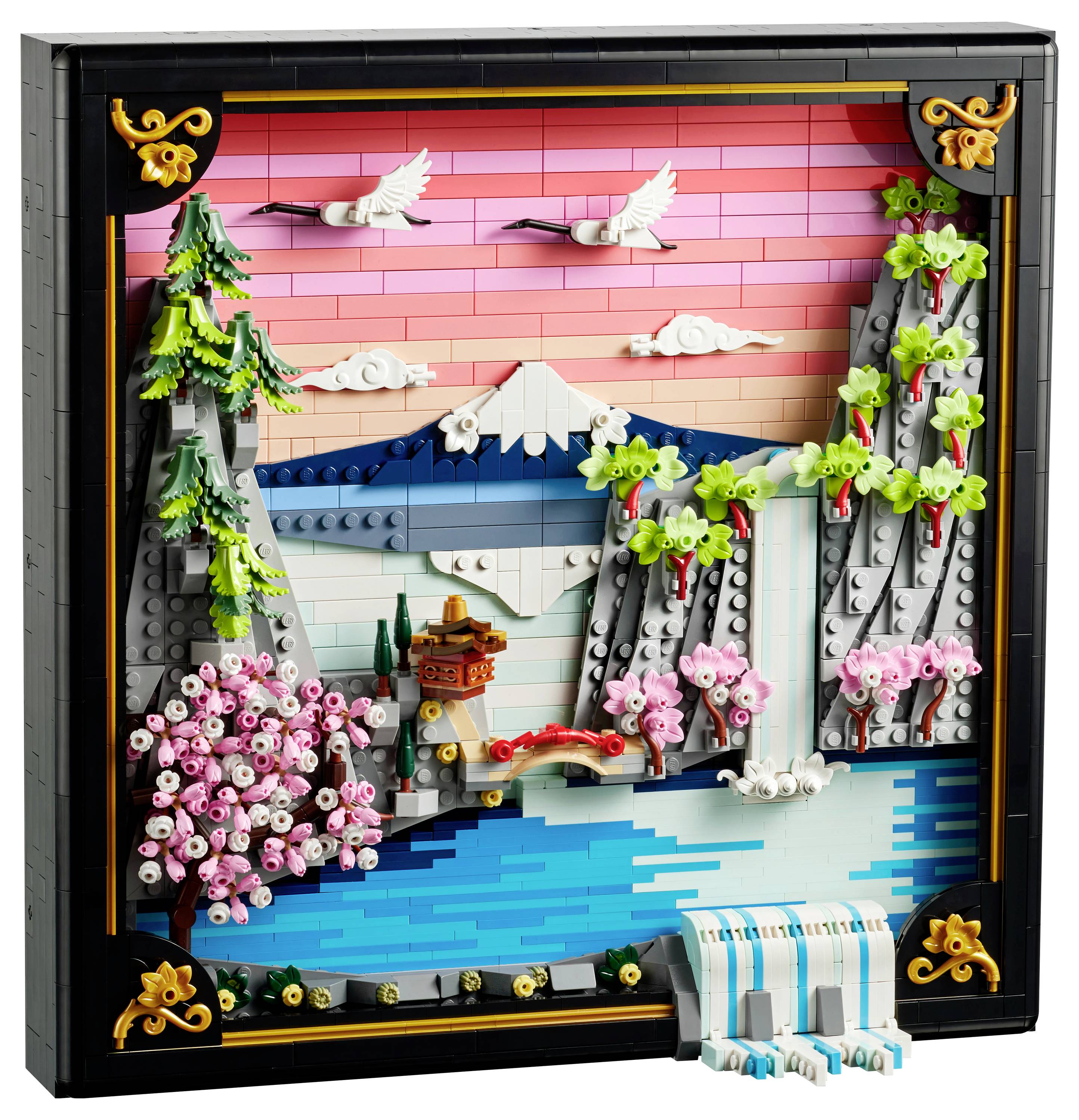 Une œuvre d'art LEGO représentant un paysage serein avec des montagnes, une cascade, des arbres et des grues volant dans un ciel aux couleurs chatoyantes.