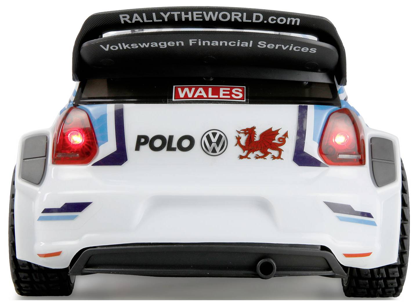 Vue arrière d'une voiture de course avec 'RALLYTHEWORLD.com' et 'Volkswagen Financial Services' sur le spoiler, une plaque d'immatriculation du 'Pays de Galles' et un logo de dragon rouge.