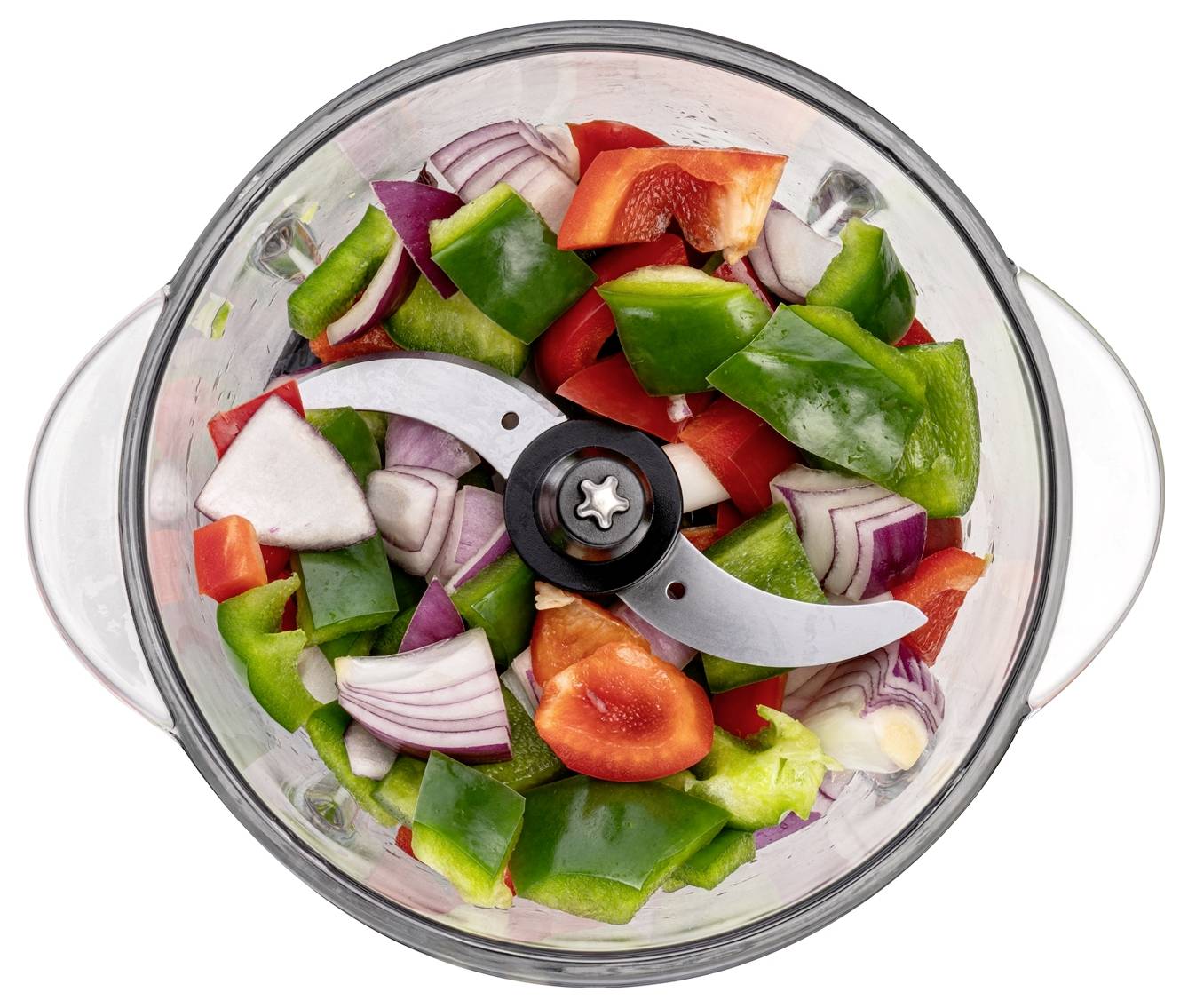 Poivrons rouges et verts hachés, oignon rouge et radis mixés dans un robot culinaire.