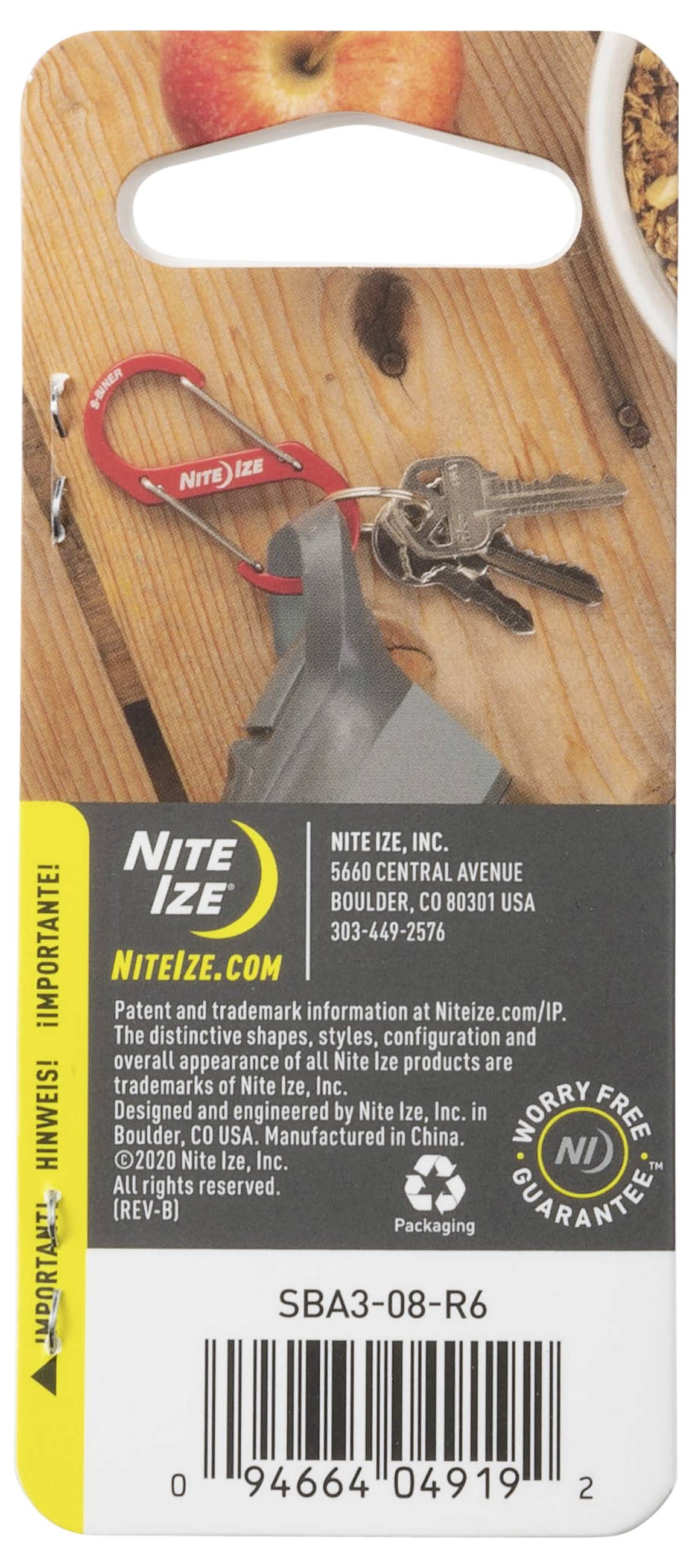 Porte-clés avec packaging, comprenant des clés et une étiquette rouge Nite Ize. Coordonnées de l'entreprise indiquées. Produit étiqueté comme 'SBA3-08-R6'.