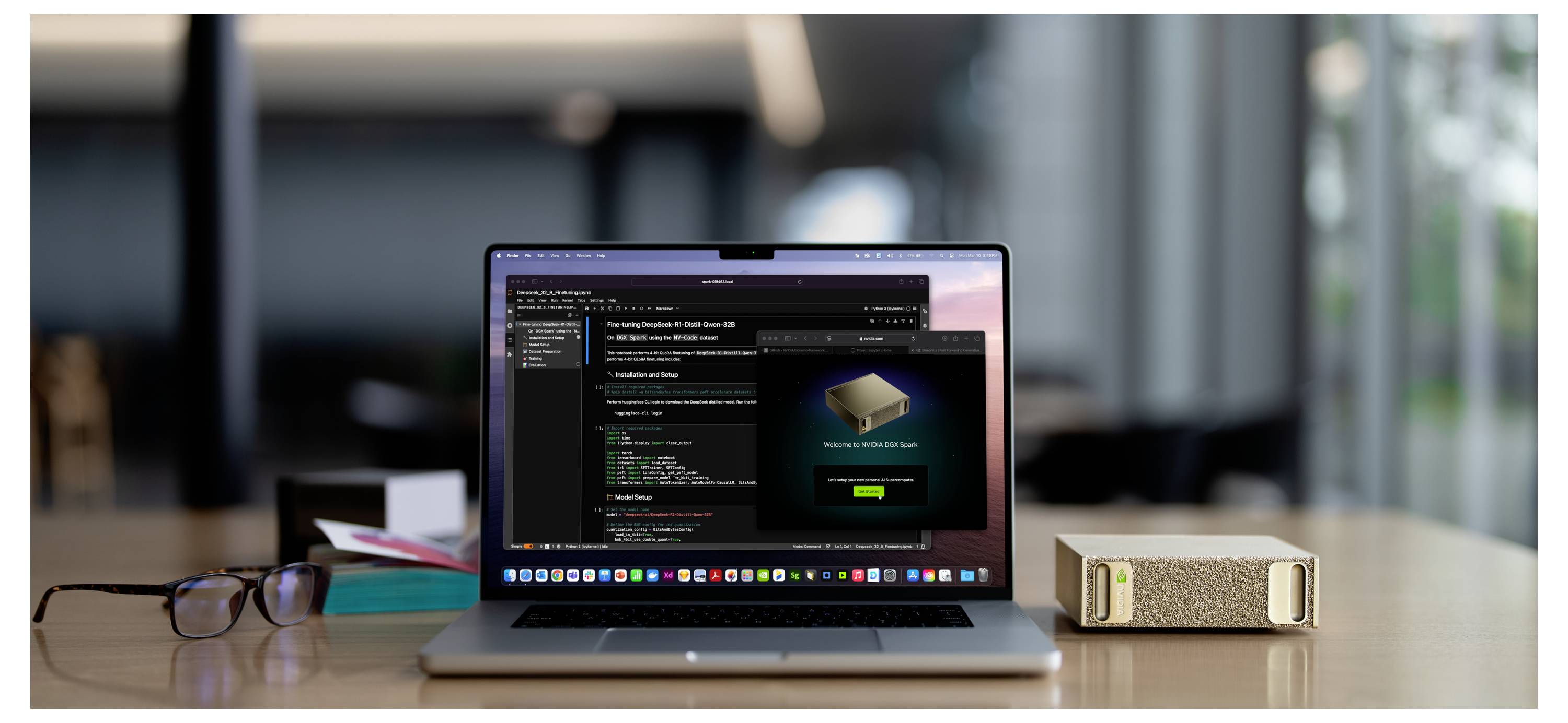 Un ordinateur portable sur un bureau affiche du code logiciel et une notification « Package installé ». À proximité se trouvent des lunettes, un dossier et une petite boîte.
