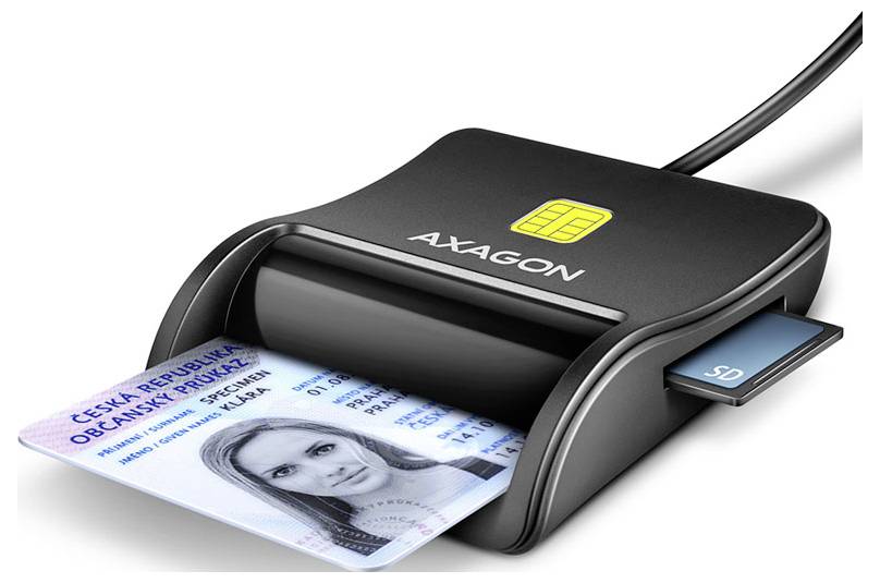 Lecteur de cartes « Axagon » en cours d'utilisation, lisant une carte d'identité avec une photo visible et une carte SD insérée.