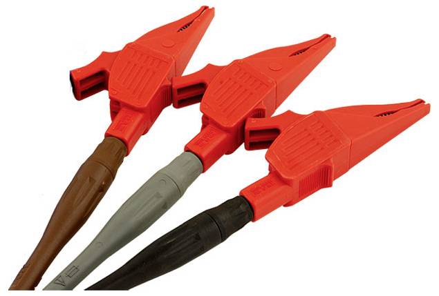 Trois pinces crocodile rouges avec des câbles marron, gris et noir attachés, utilisées pour se connecter à des circuits électriques.