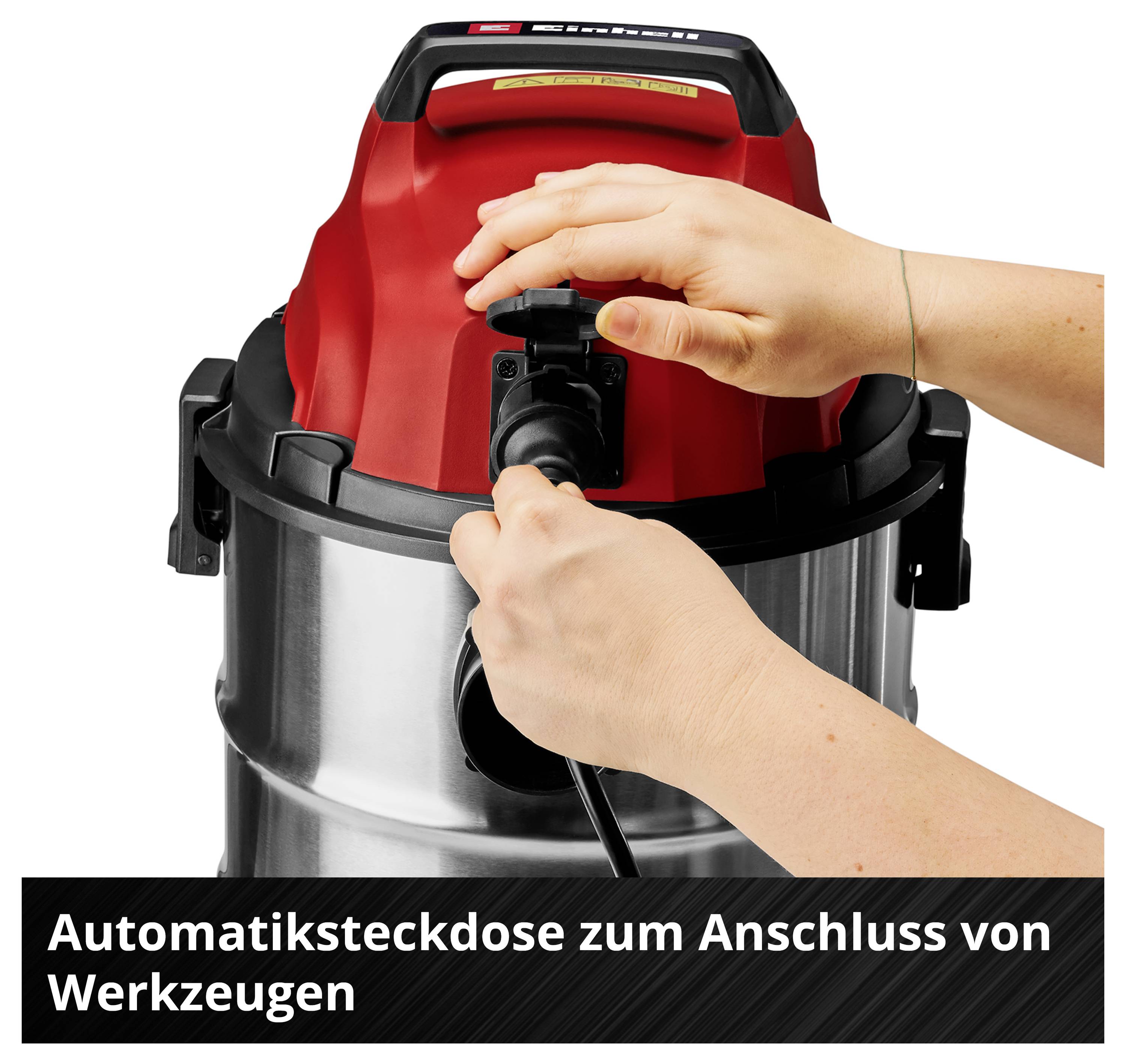 Une personne insère un outil dans la prise automatique d'un appareil rouge. Inscription : 'Prise automatique pour la connexion d'outils'.