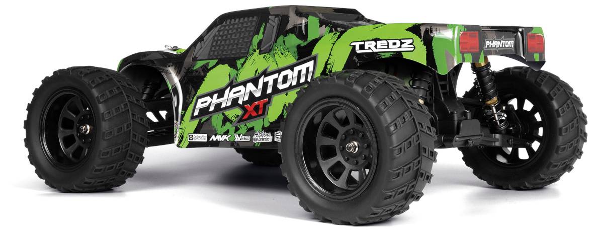 Camion tout-terrain télécommandé 'Phantom XT' avec design vert et noir, grandes roues, et suspension arrière, présenté depuis un angle latéral arrière.