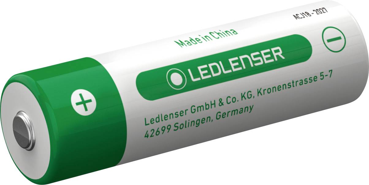 Une pile cylindrique verte et blanche portant un signe plus sur une extrémité, étiquetée 'LEDLENSER', indiquant qu'elle est fabriquée en Chine.