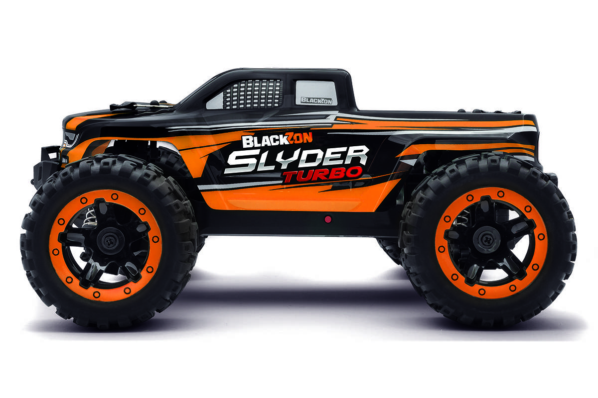 « BlackZon Slyder Turbo » sur un monster truck jouet avec des roues orange surdimensionnées, un corps noir et des décalcomanies sportives, vu de côté.