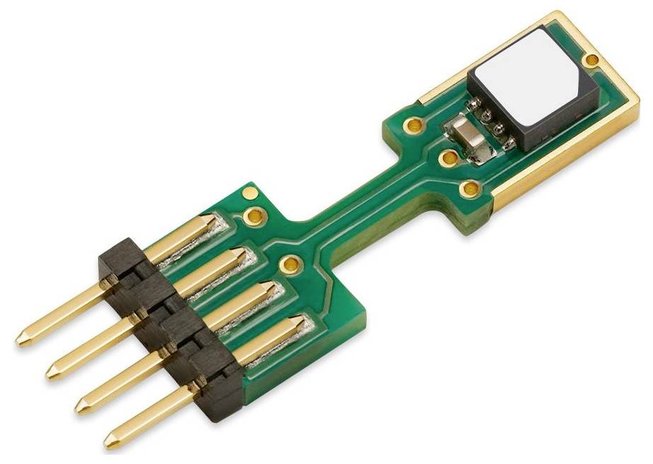 Une carte de circuit imprimé verte avec quatre broches dorées et un capteur monté, utilisée pour des connexions électroniques ou des applications de capteurs.