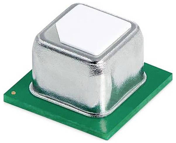 Un petit composant électronique argenté et blanc de forme rectangulaire, monté sur une carte de circuit imprimé verte.