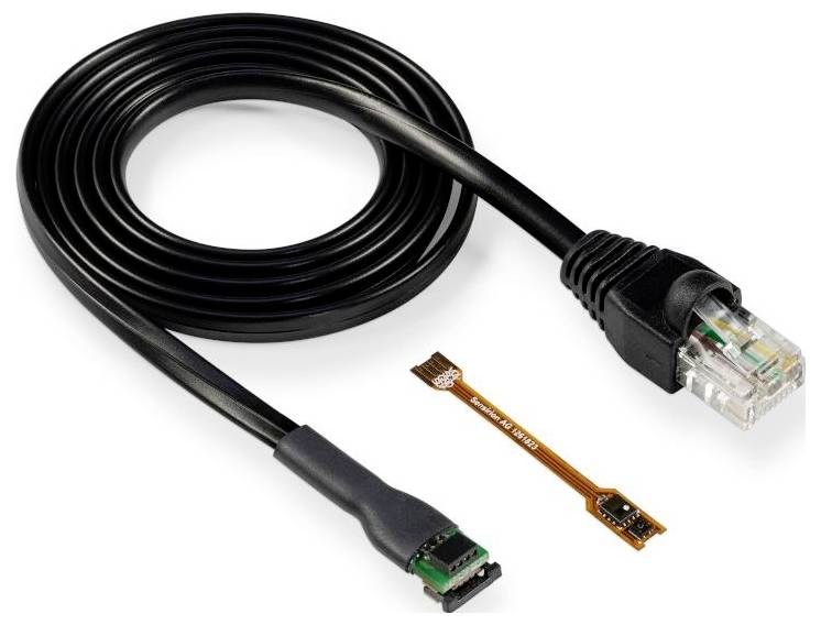Un câble Ethernet noir enroulé à côté d'un petit composant électronique plat doté de connecteurs et de circuits électroniques, suggérant une connectivité électronique.