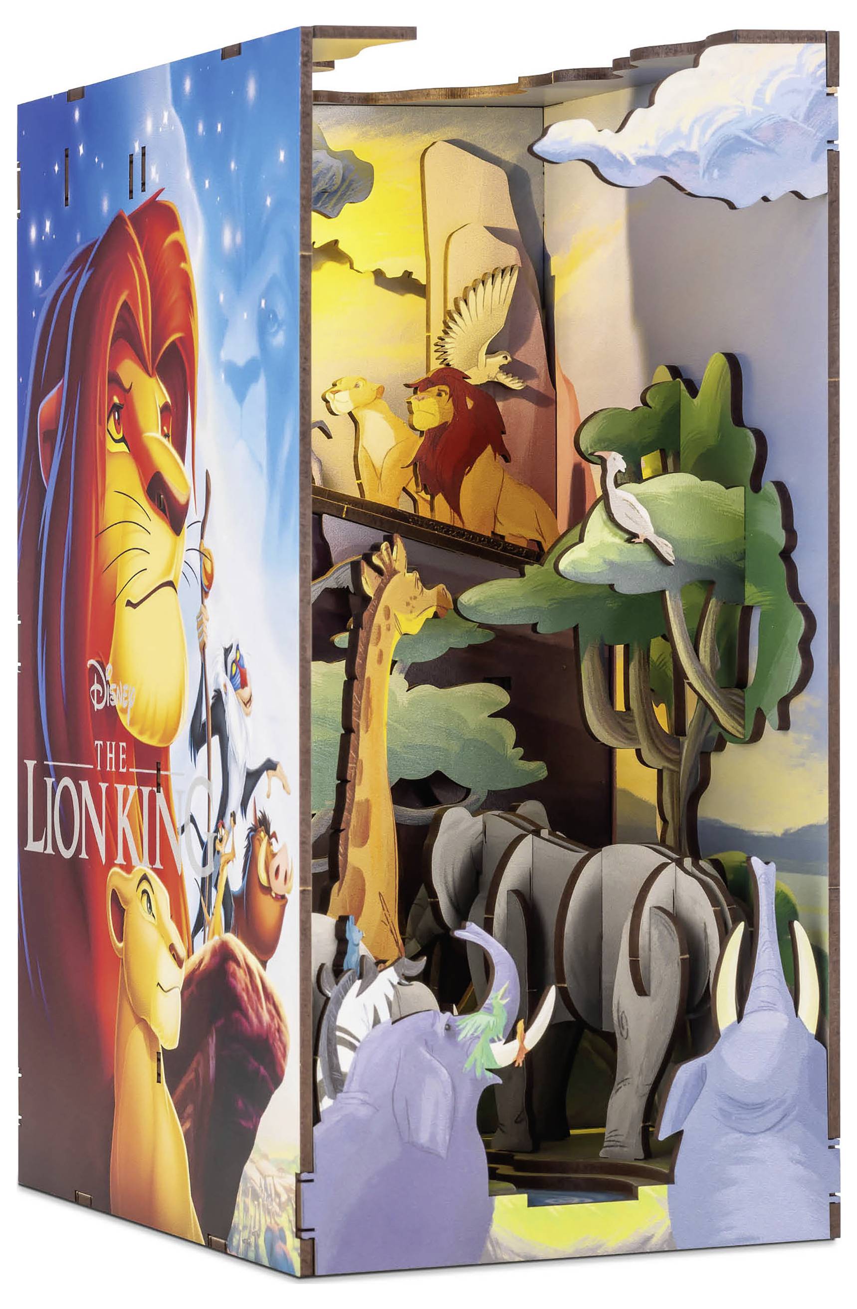 Diorama du 'Le Roi Lion' présentant des animaux tels que des éléphants, des girafes et un lion. L'arrière-plan comprend un coucher de soleil et une formation rocheuse.