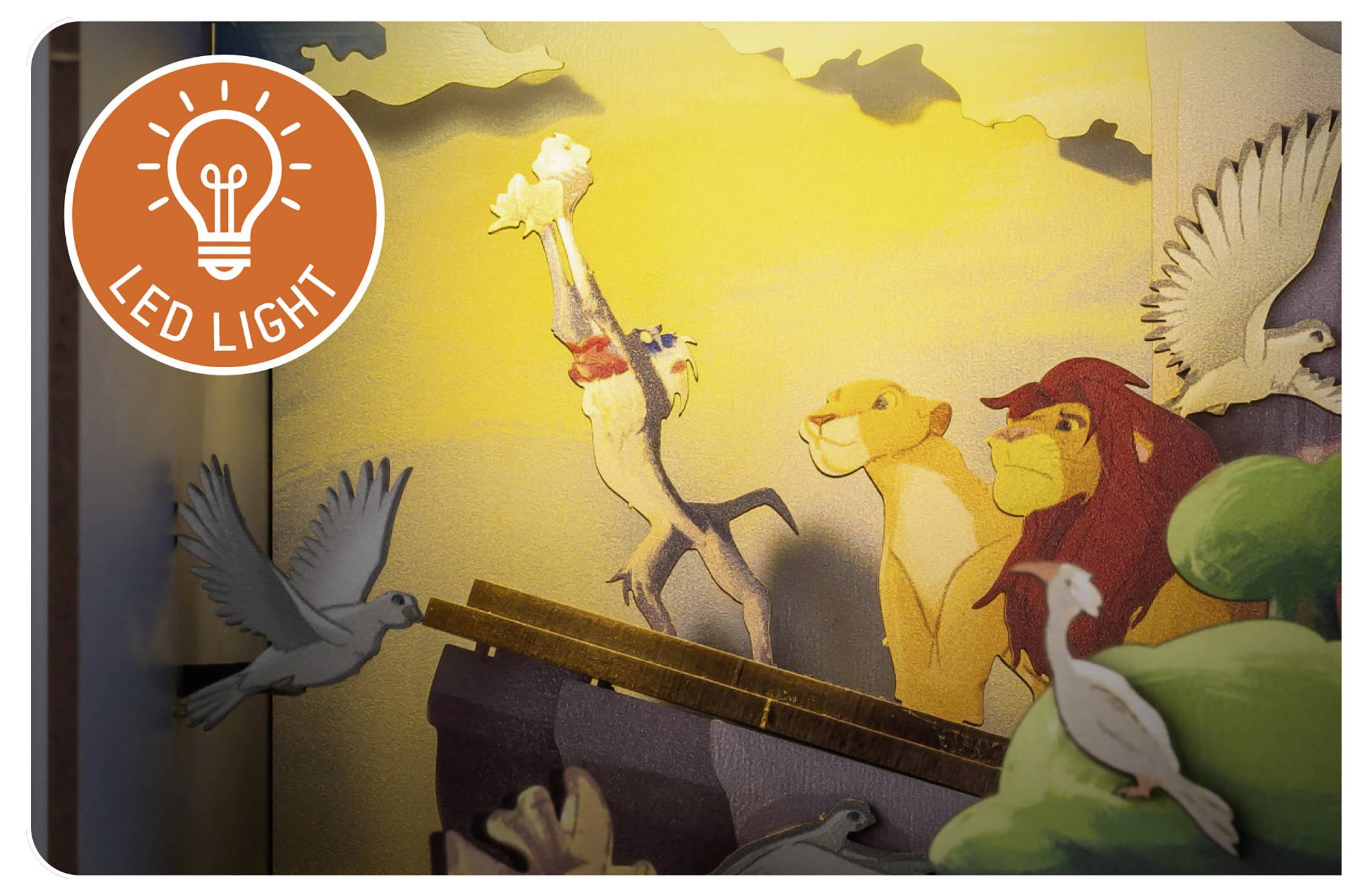 Une scène représentant un groupe animal stylisé avec un animal soulevant un autre vers le ciel. Une icône orange indique « LUMIÈRE LED ».