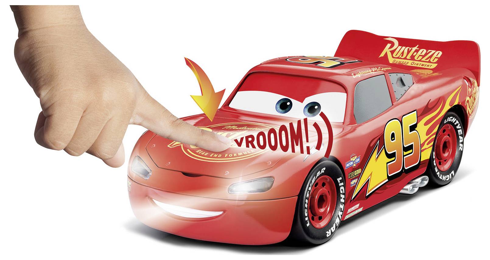 Une main appuie sur le capot d'une voiture de course miniature rouge portant le numéro '95', déclenchant des lumières et un effet sonore 'Vroum !'.