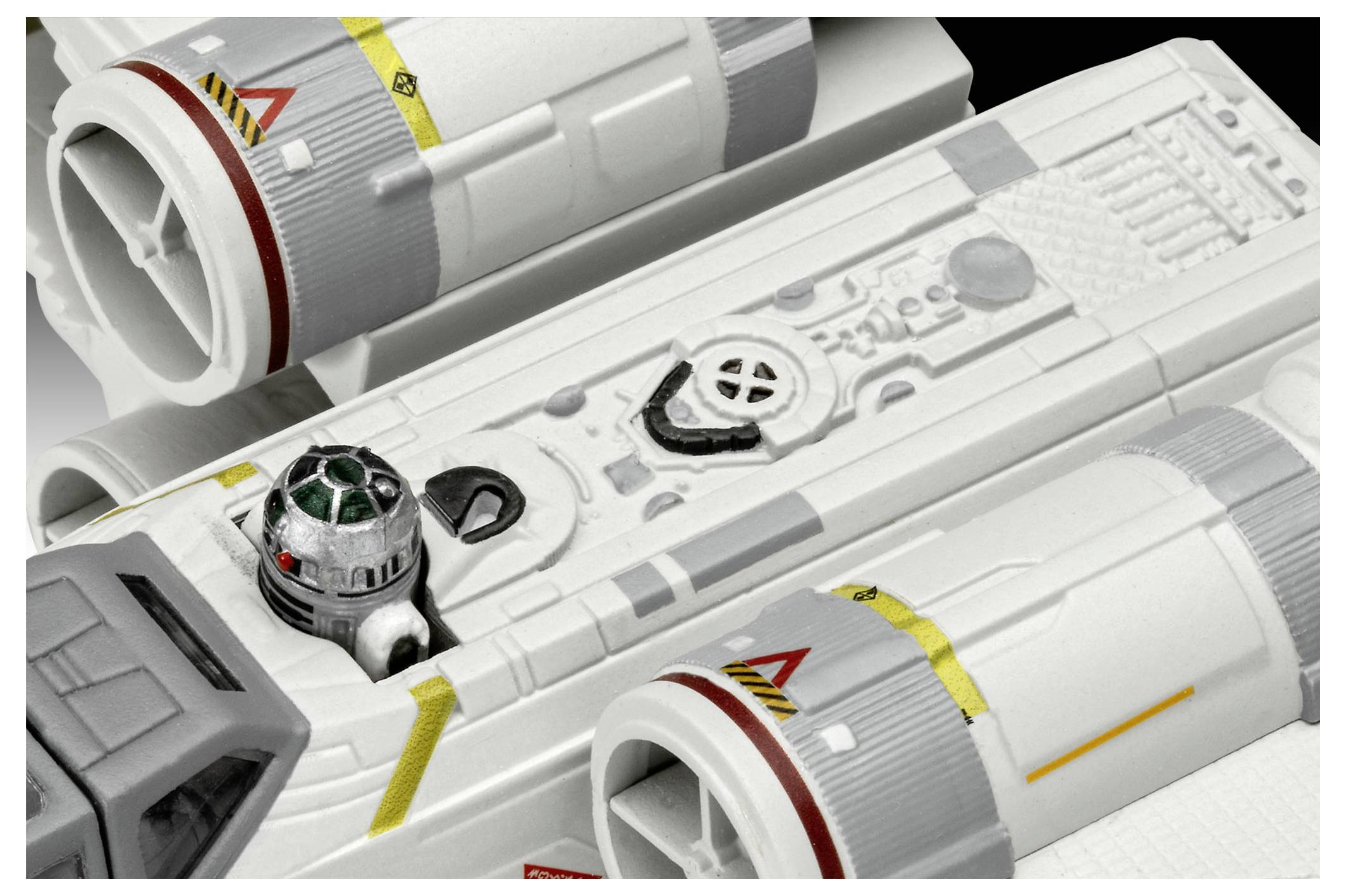 Un petit droïde est assis dans son compartiment sur un modèle de vaisseau spatial futuriste avec des textures et des marquages détaillés, sur un fond noir.