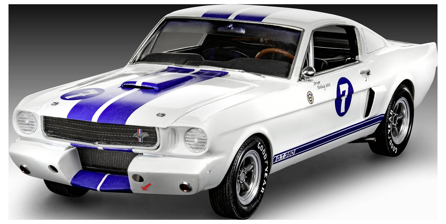 Une voiture de course classique blanche avec des bandes bleues de course et le numéro '7' sur le côté, présentée sur un fond dégradé sombre.