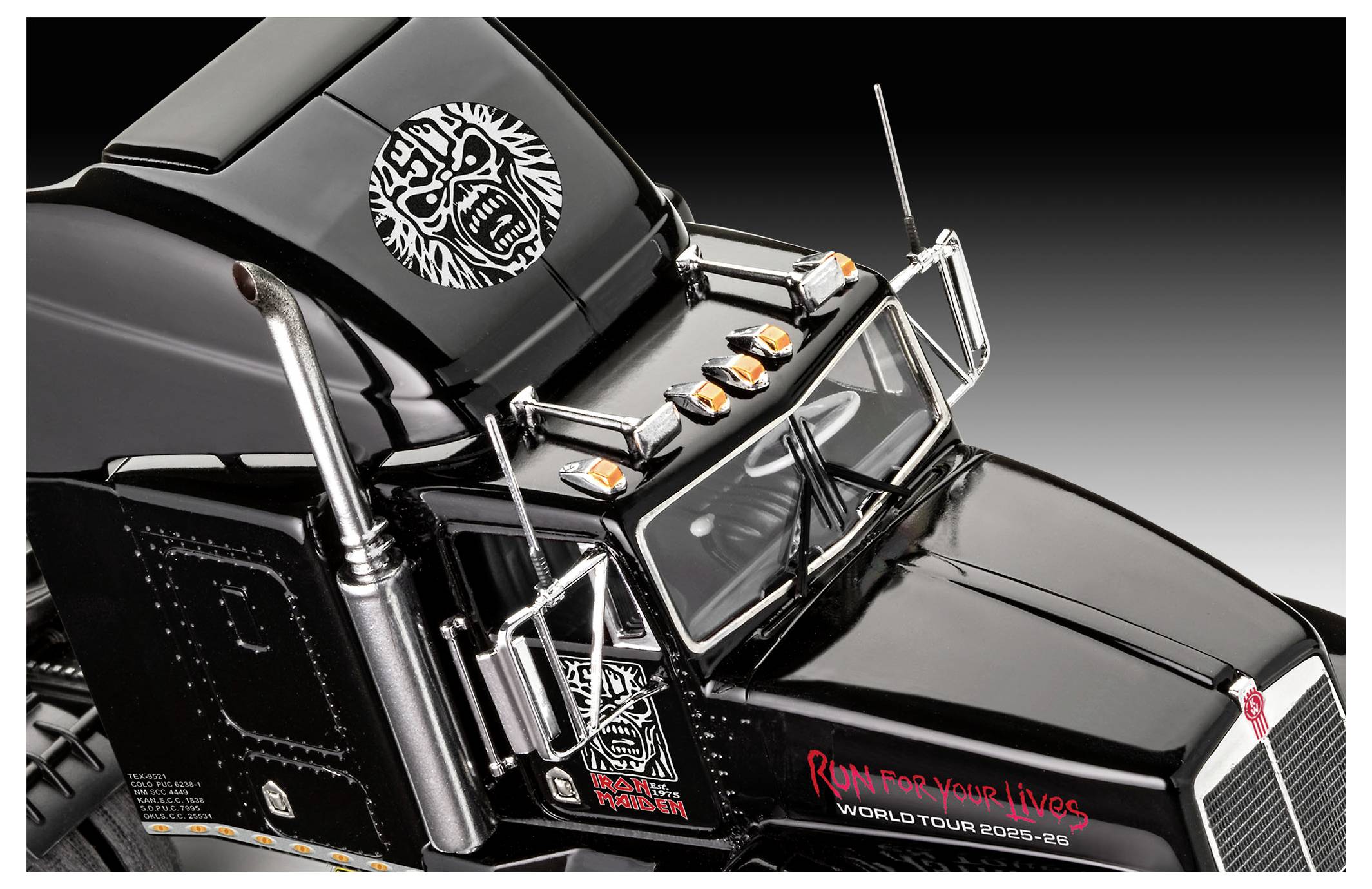 Camion semi-remorque noir avec un design de visage tribal sur le capot et le texte « Courez pour votre vie » sur le côté, sur un fond dégradé.