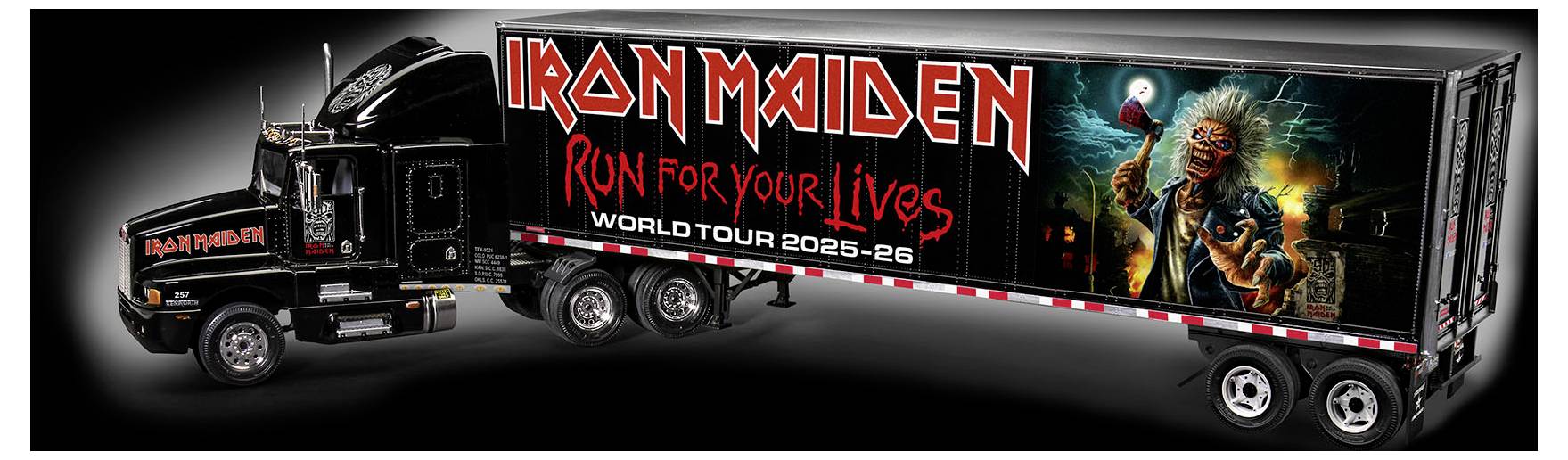 Un semi-camion noir avec 'Iron Maiden' et 'Run for Your Lives World Tour 2025-26' imprimé dessus, présentant un artwork vif représentant un squelette.