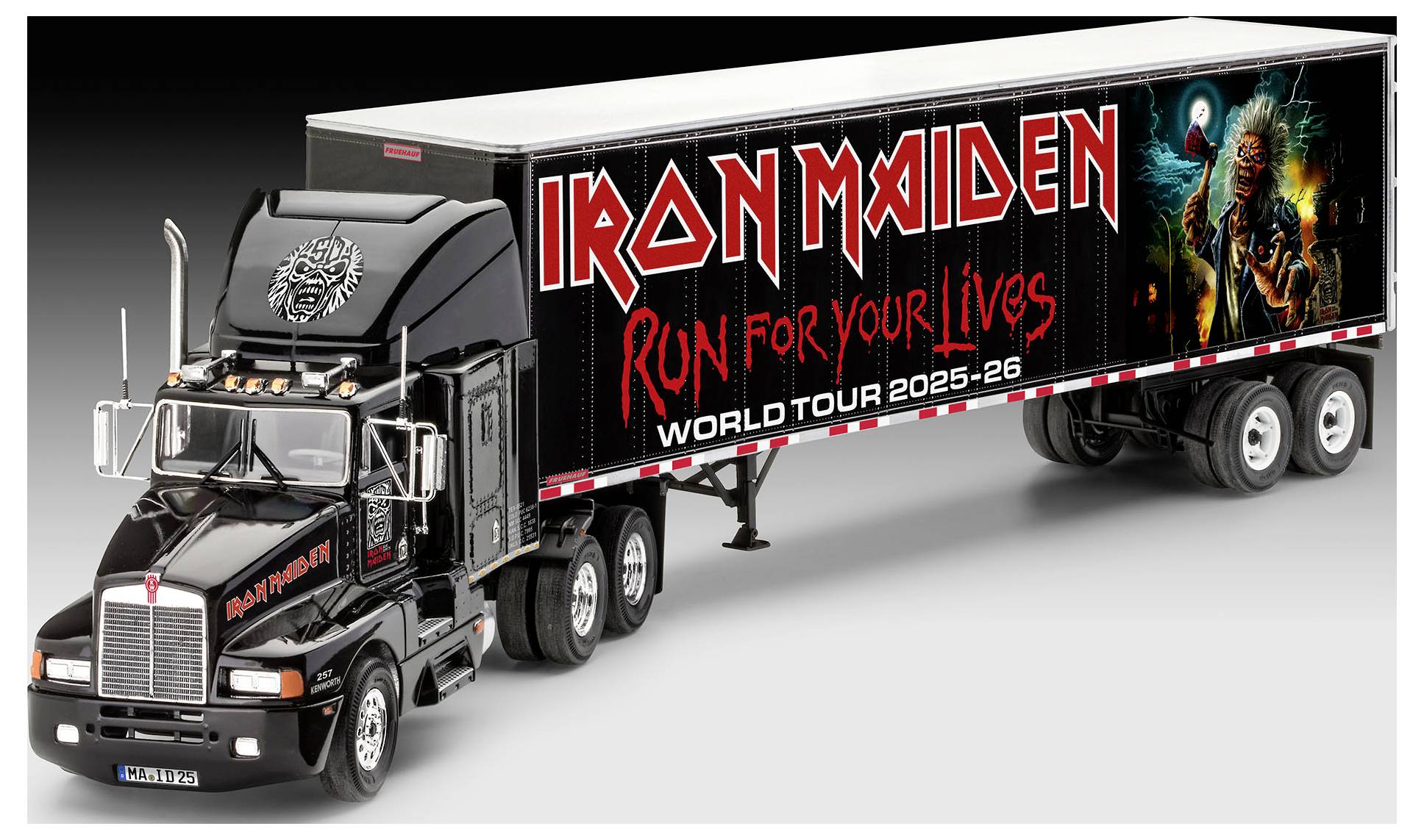 Un camion noir portant l'inscription 'Iron Maiden' et 'Run for Your Lives World Tour 2025-26' sur sa remorque, avec des graphiques de tournée sur le côté.