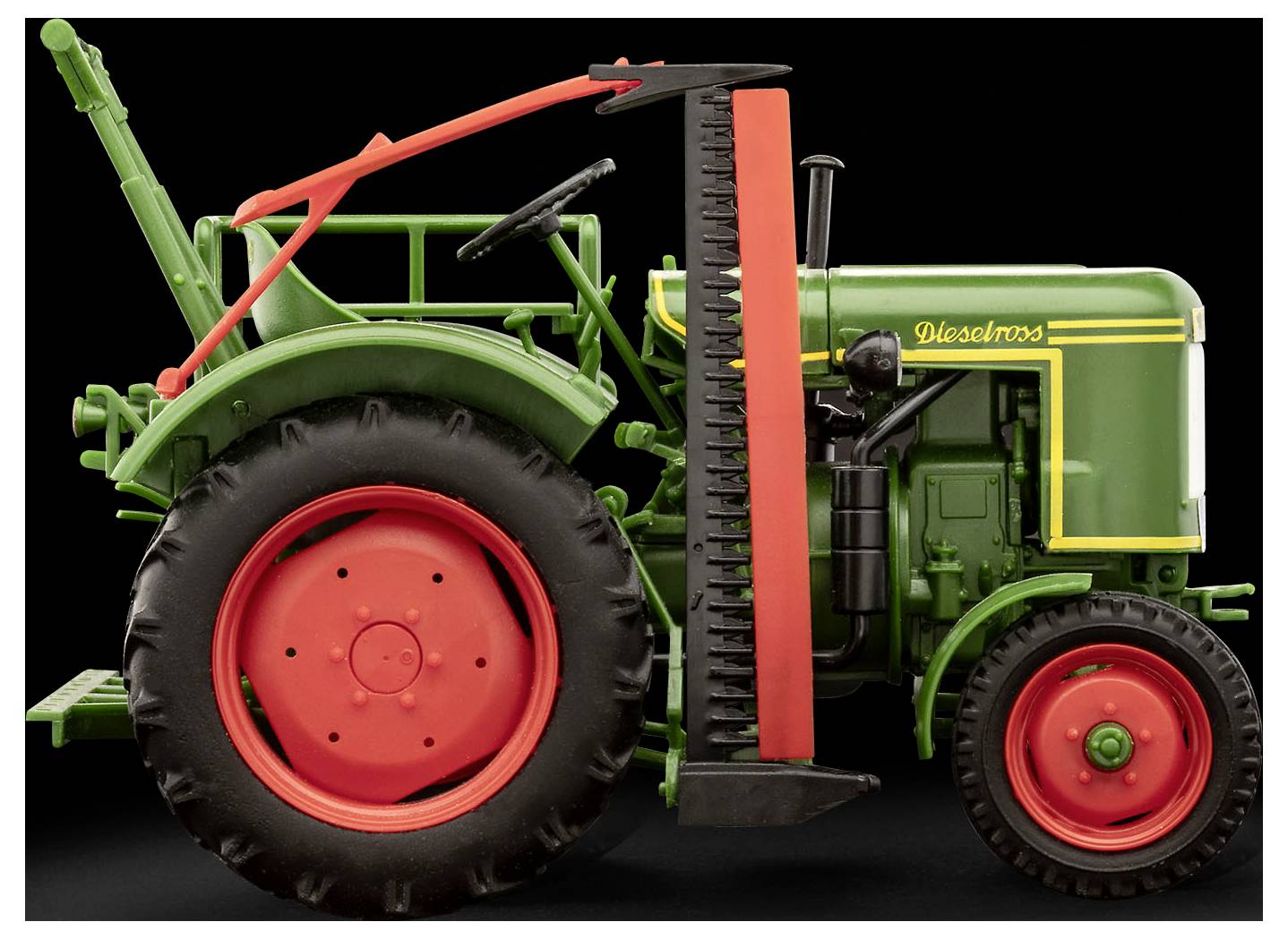 Un tracteur vintage vert avec des roues rouges, vu de profil sur un fond noir. Le tracteur présente une rayure verticale orange.