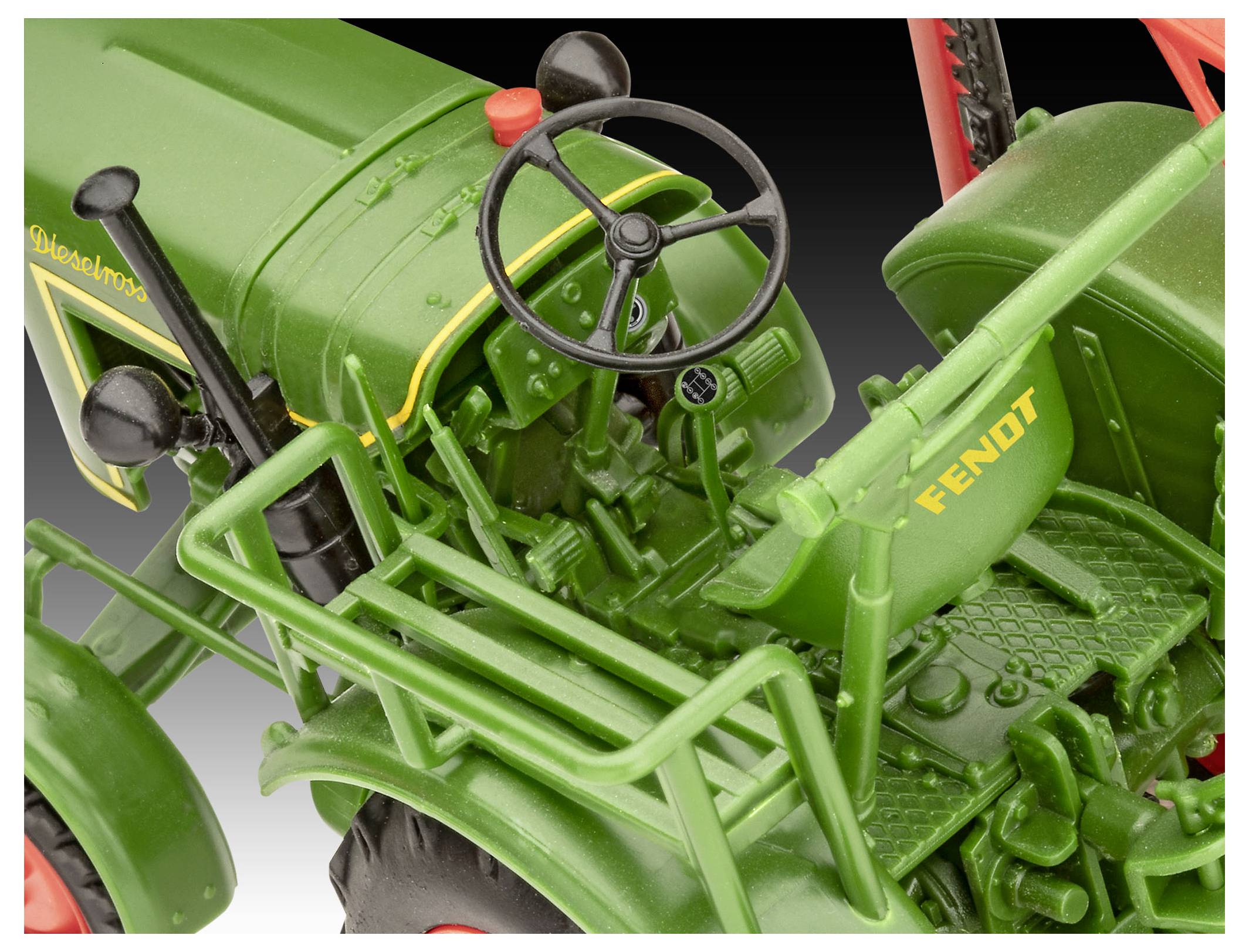 Tracteur modèle vert avec 'Fendt' sur le siège, montrant le volant et les commandes détaillées. Le tracteur a des roues rouges et se trouve sur un fond dégradé.