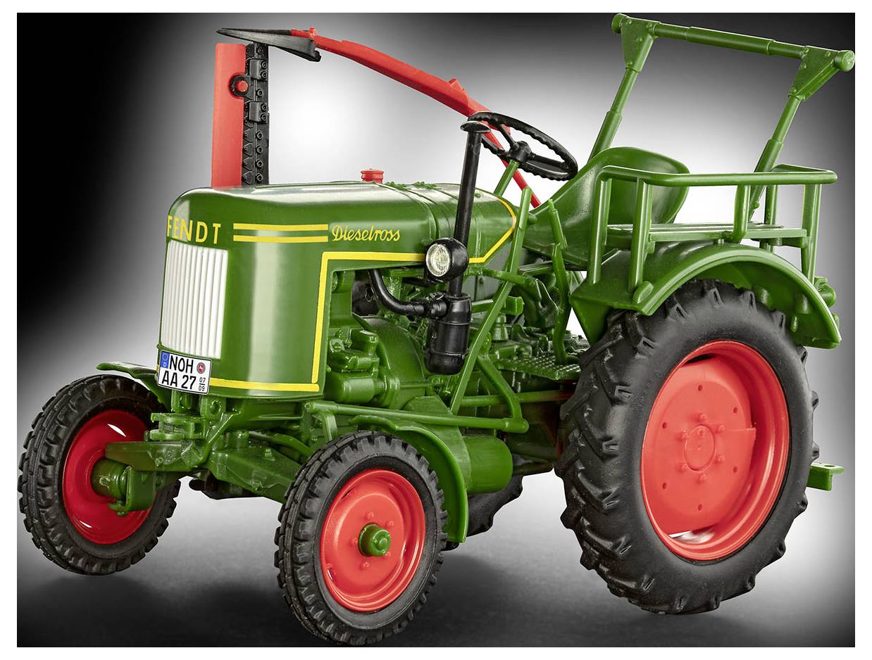 Un tracteur vintage vert avec des roues rouges, étiqueté « Fendt Dieselross », est représenté sur un fond dégradé. La plaque d'immatriculation avant indique « NOH AA 271 ».