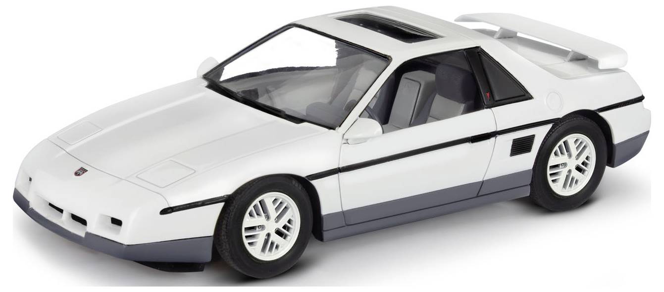 Un modèle de voiture de sport blanche au design élégant, présentant un aileron arrière distinctif et des lignes acérées, vu sous un angle avant-latéral.