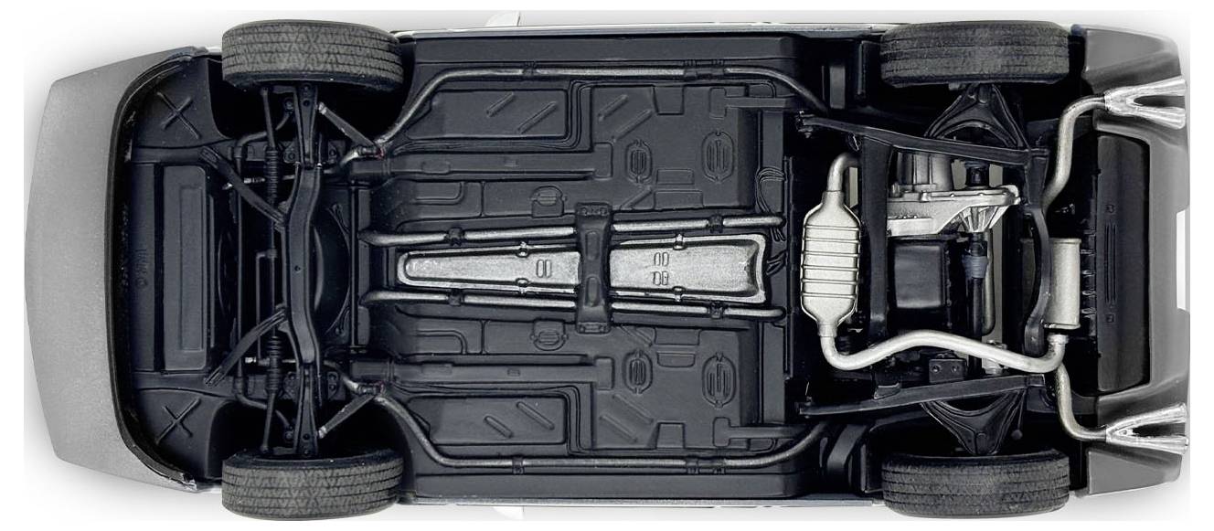 Vue sous le châssis d'une voiture montrant l'emplacement des roues, le système d'échappement, la suspension et la structure du châssis. Offre un aperçu détaillé de l'agencement structural du véhicule.