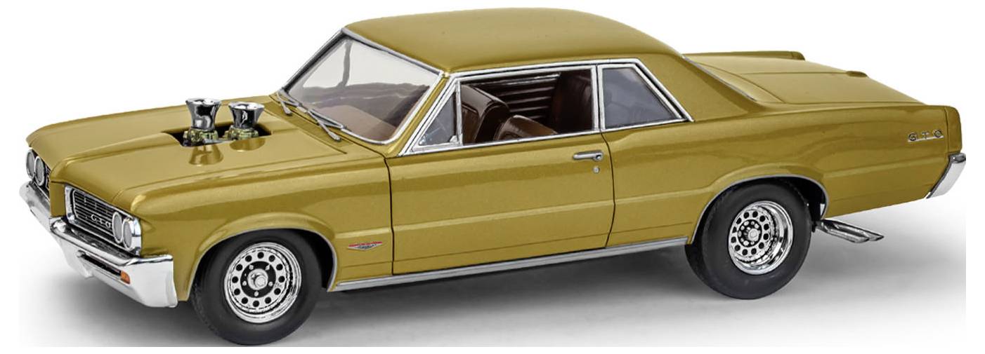 Un modèle de voiture de muscle vintage en or, avec un extérieur et un intérieur détaillés, présentant des tuyaux d'échappement doubles et un moteur imposant sur le capot.