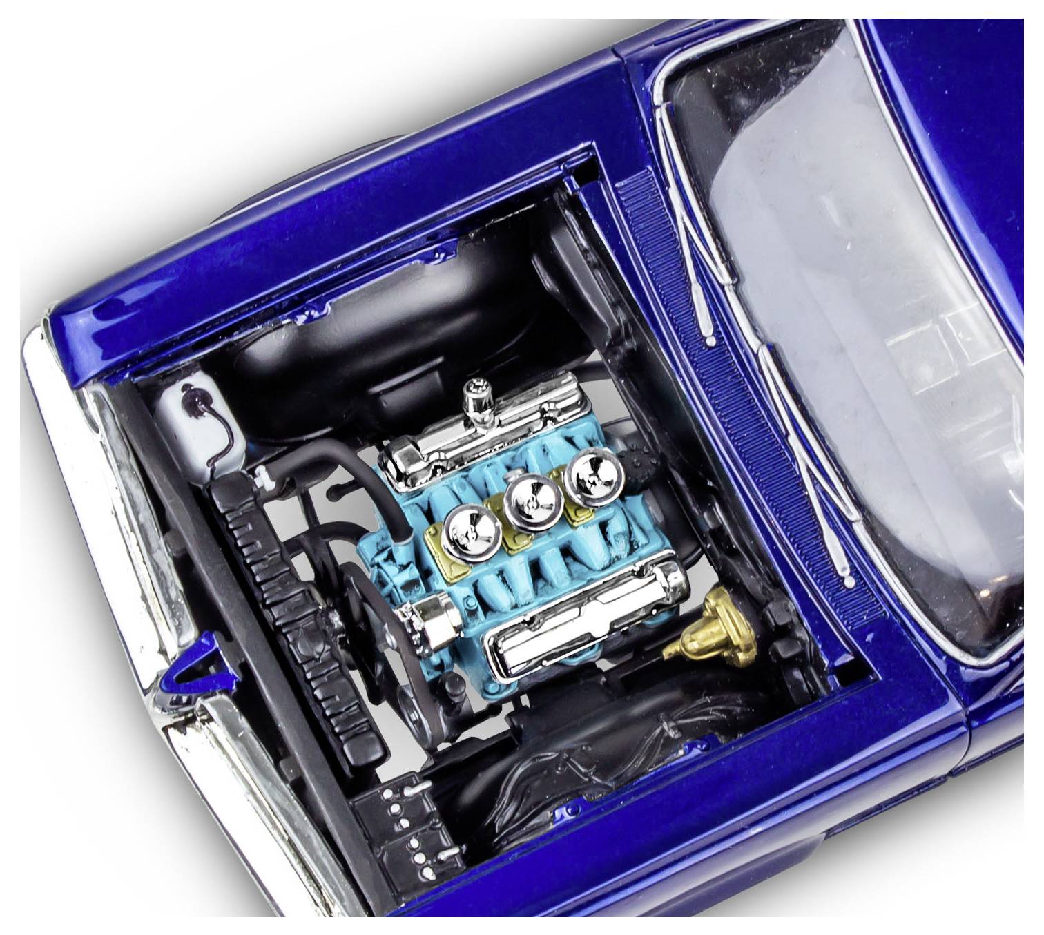 Un gros plan sur le compartiment moteur d'une voiture classique bleue, révélant un moteur détaillé en turquoise avec des composants chromés et des câblages.