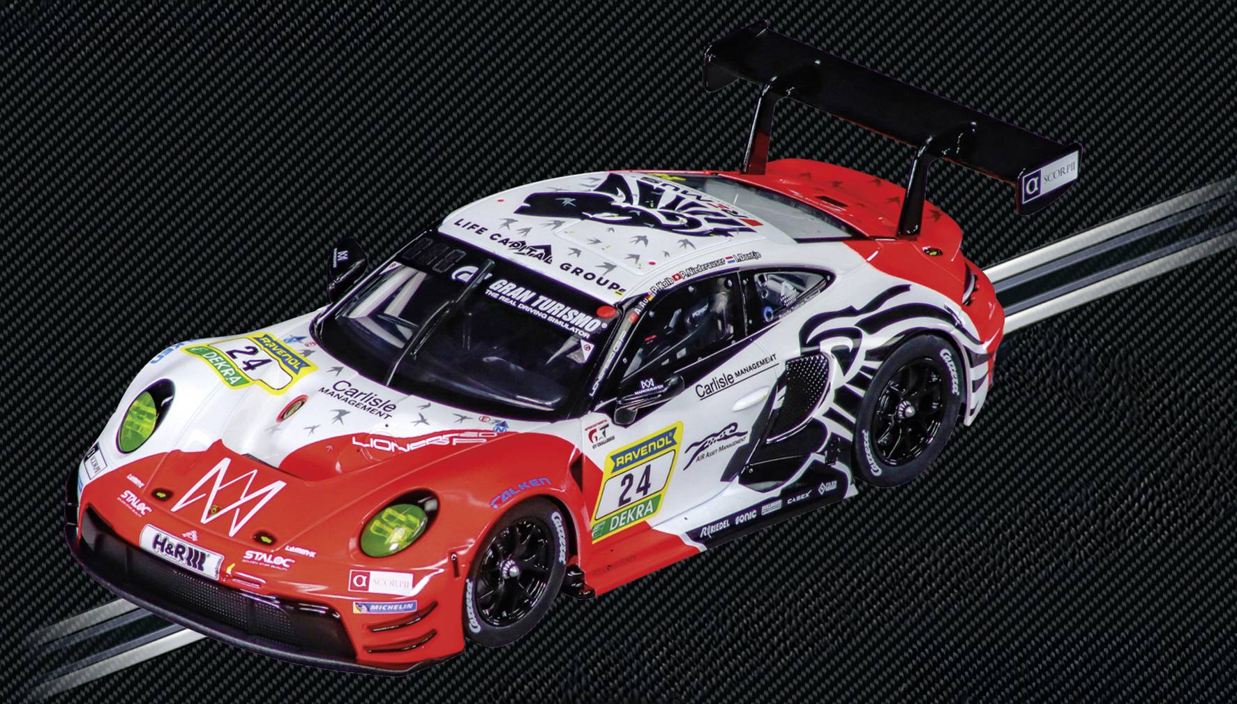 Ein Rennwagen mit rot, weiß und schwarzen Grafiken, einschließlich eines großen Heckflügels und der prominent platzierten Nummer '24'.