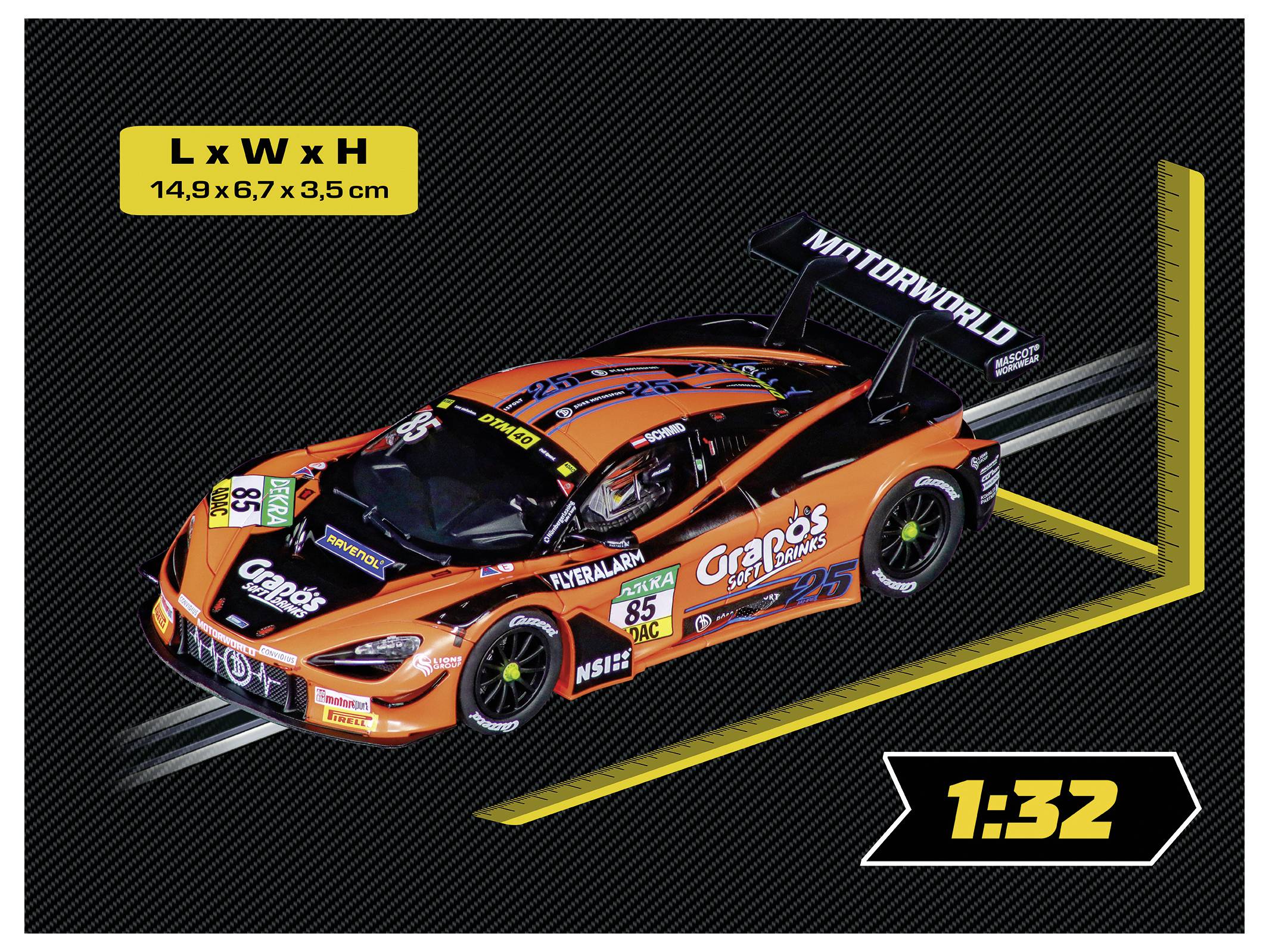 Un modèle détaillé d'une voiture de course orange à l'échelle 1:32 avec logos de sponsors, présentant des dimensions de 14,9 x 6,7 x 3,5 cm sur un fond noir.