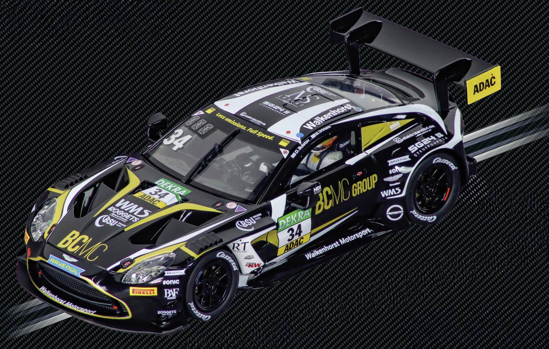 Rennwagen mit 'BCMC Group' Branding und Nummer 34 auf der Motorhaube, mit Sponsorenlogos und aerodynamischem Design, vor einem dunklen Hintergrund.