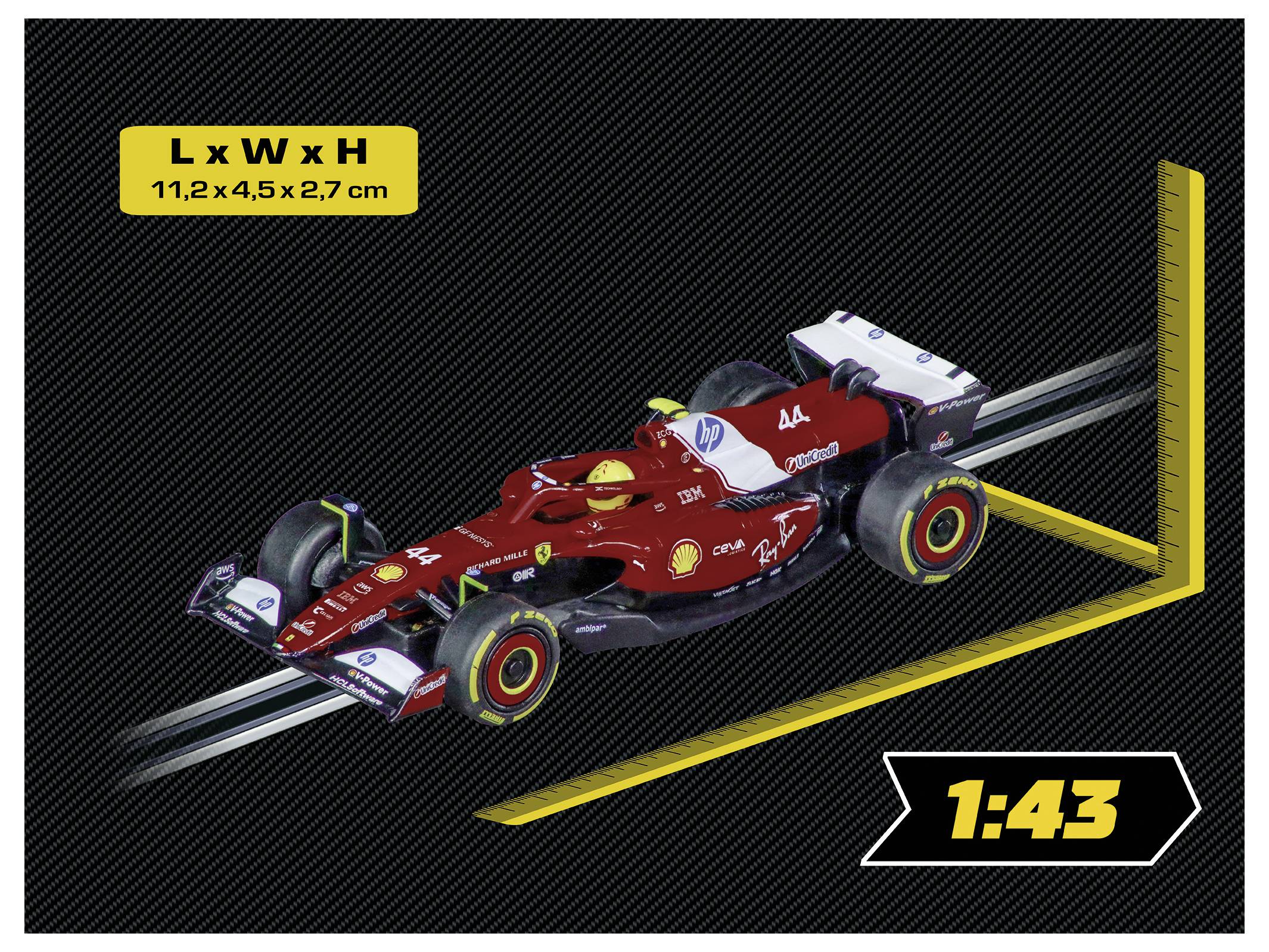 Une voiture de modèle de Formule 1 rouge avec des logos sur une surface noire. La boîte de dimensions indique « L x l x H : 11,2 x 4,5 x 2,7 cm ». Échelle à « 1:43 ».