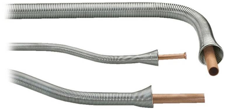 Conduits métalliques flexibles ondulés avec des fils de cuivre de différentes longueurs ; utilisés pour des applications électriques ou de plomberie.