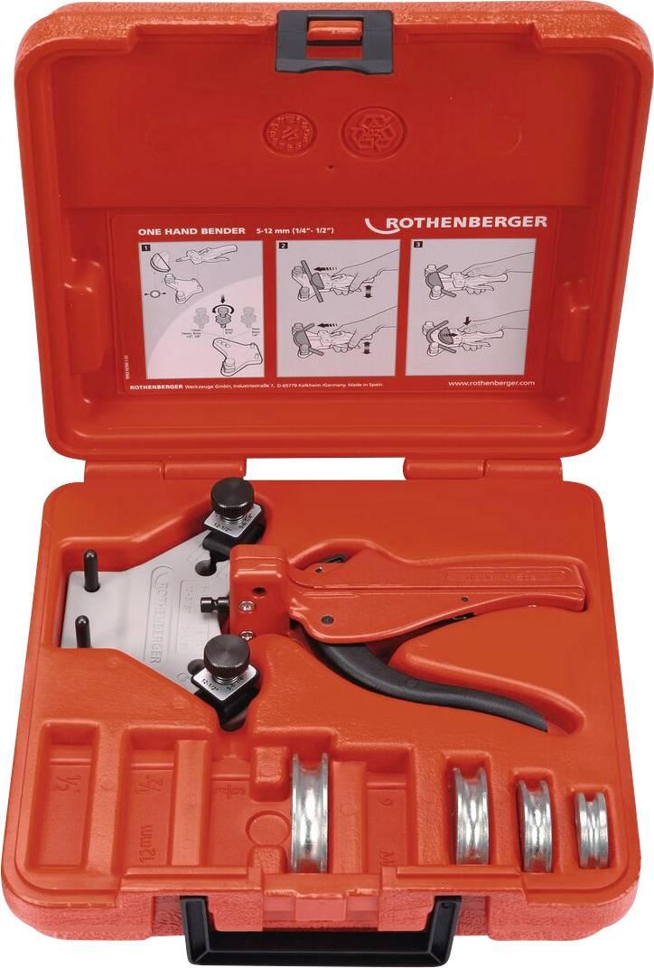 Une boîte à outils rouge contient un outil de cintrage métallique et différentes fixations. Le couvercle comporte des instructions et le logo « Rothenberger ».
