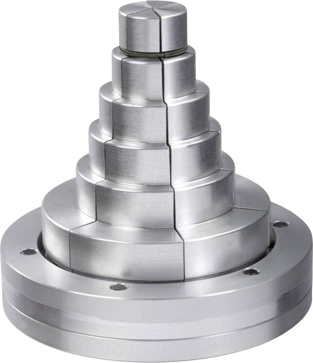 Une pile métallique conique de disques circulaires, augmentant en diamètre du sommet vers la base, posée sur un socle rond avec des vis.